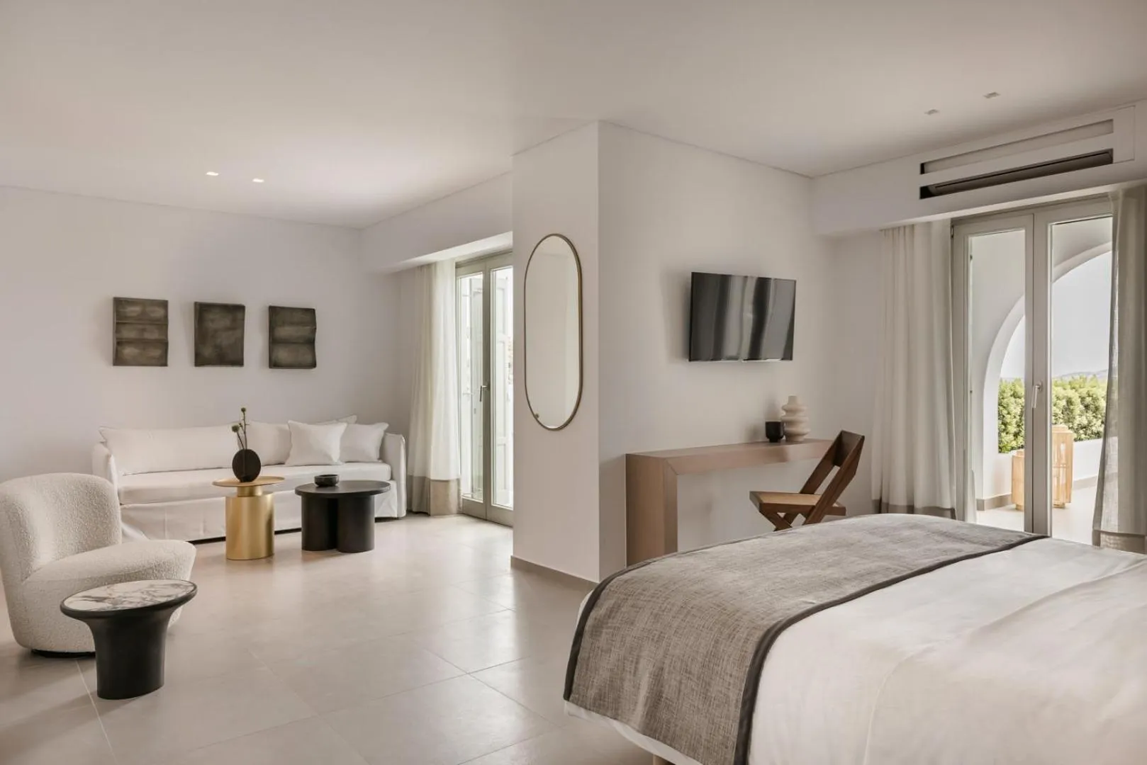 Photo of the whole room, Bed in Grace Mykonos