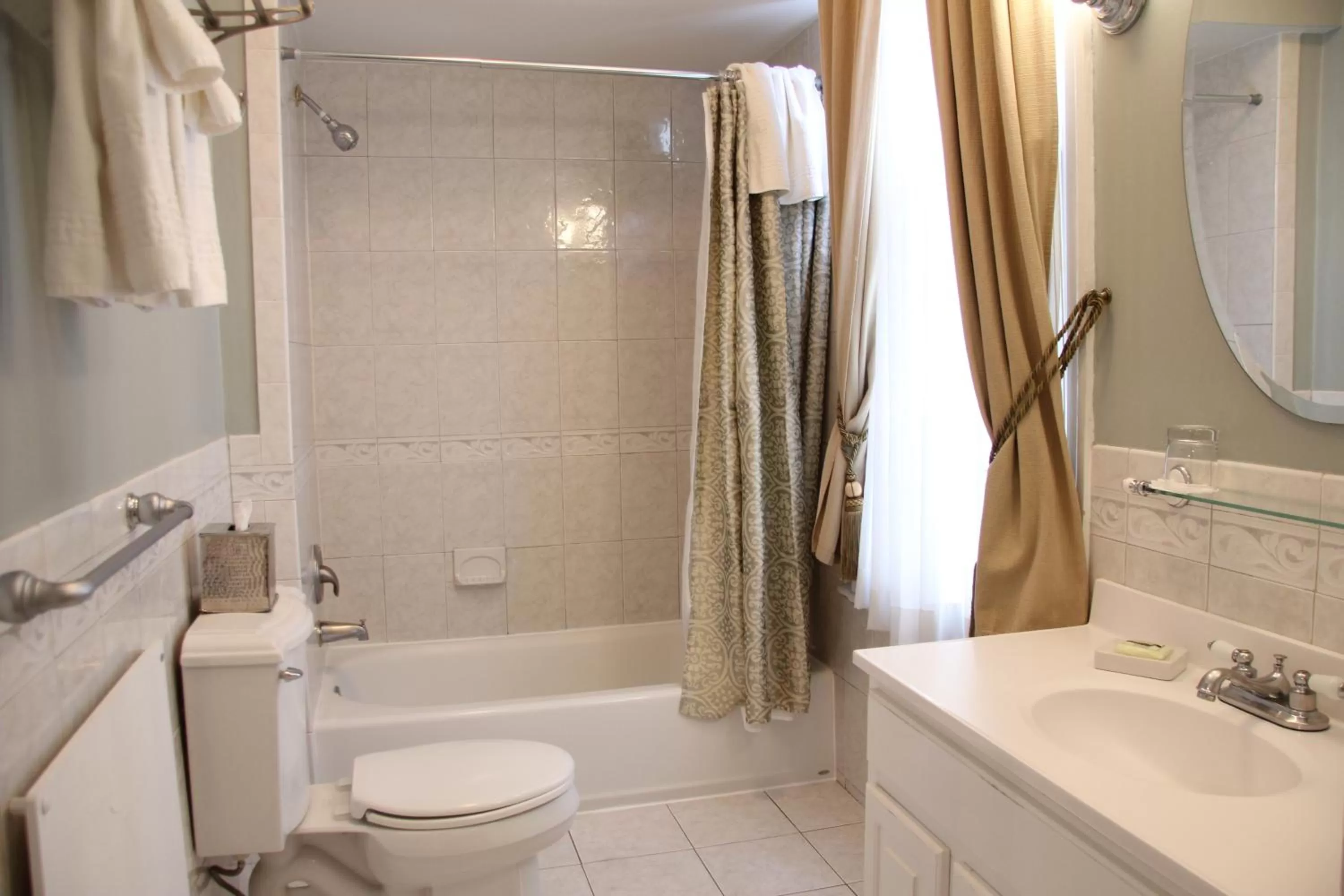 Bathroom in Morris House Hotel