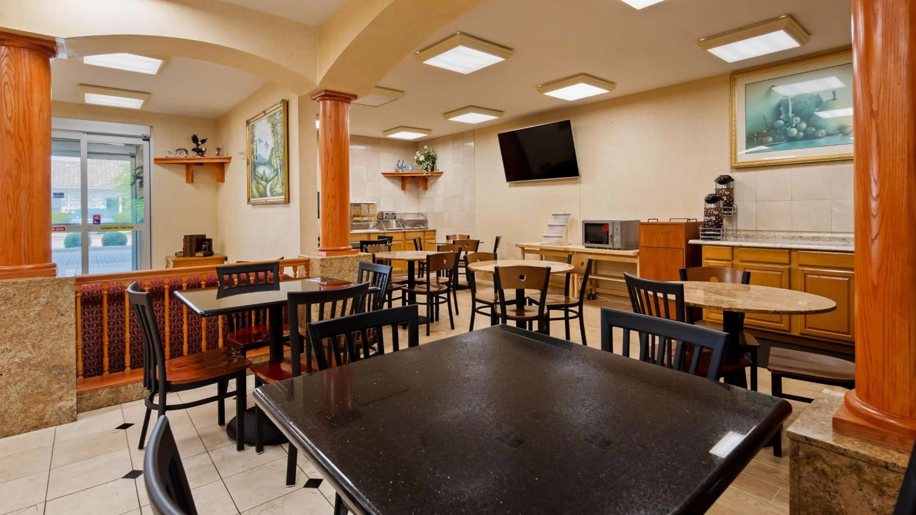 Restaurant/places to eat in SureStay Plus Hotel by Best Western Mesquite