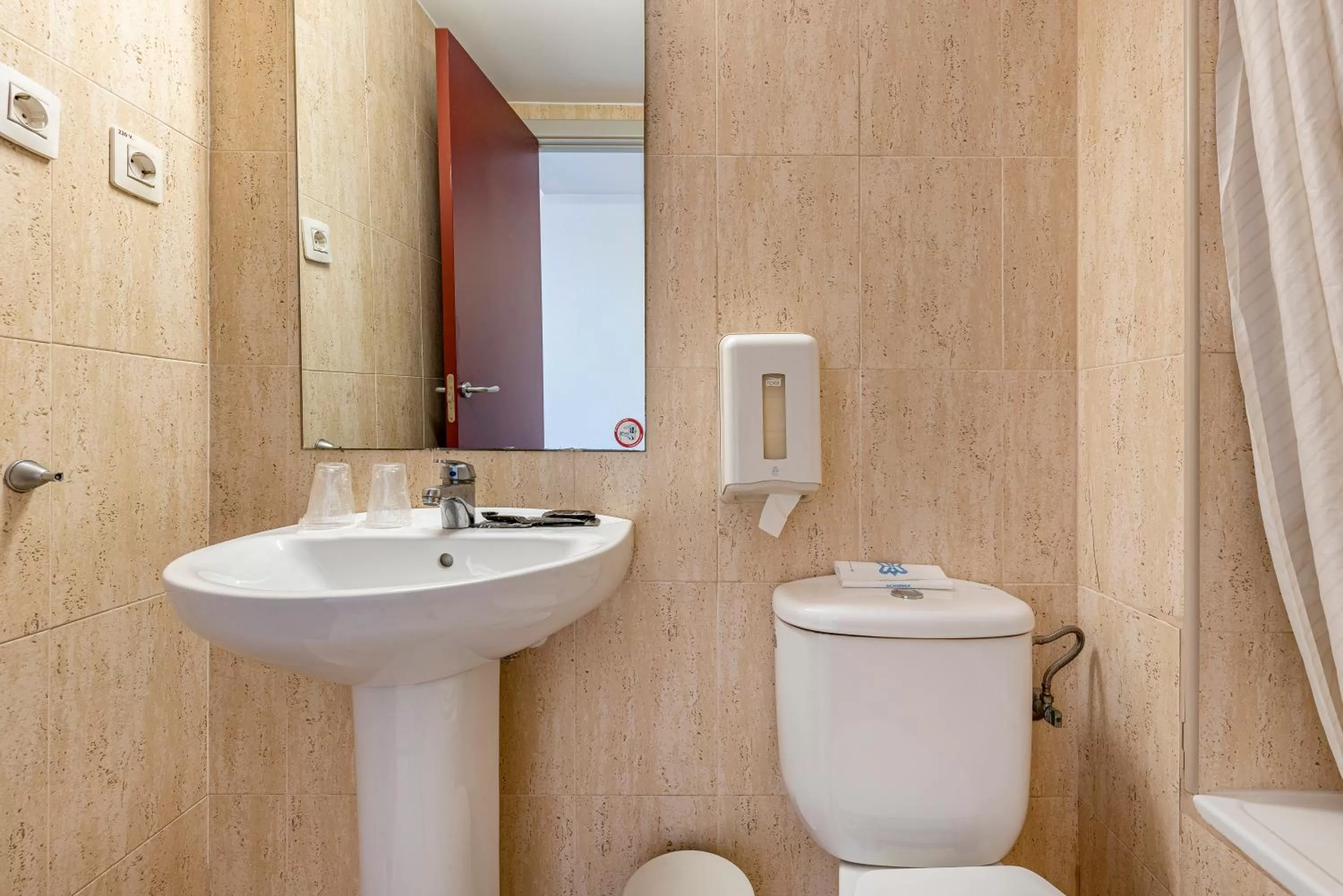 Toilet in Hotel Basic