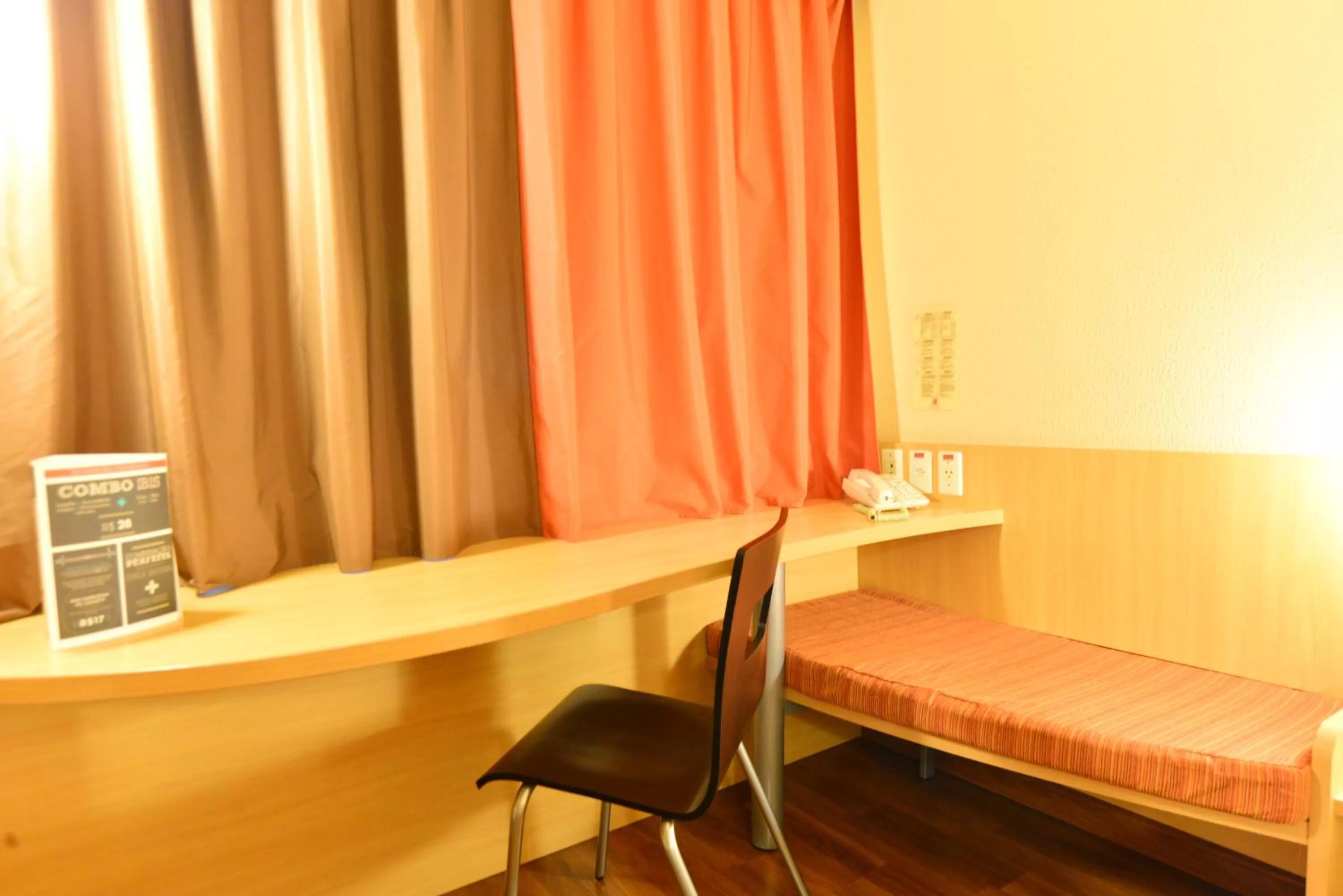 Photo of the whole room in ibis Caxias do Sul