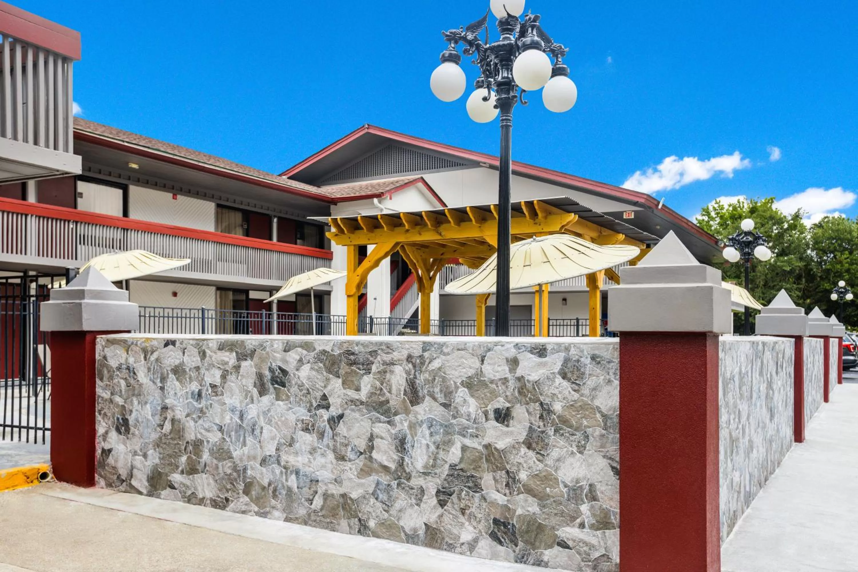 Property building in Red Roof Inn Savannah – Southside/Midtown