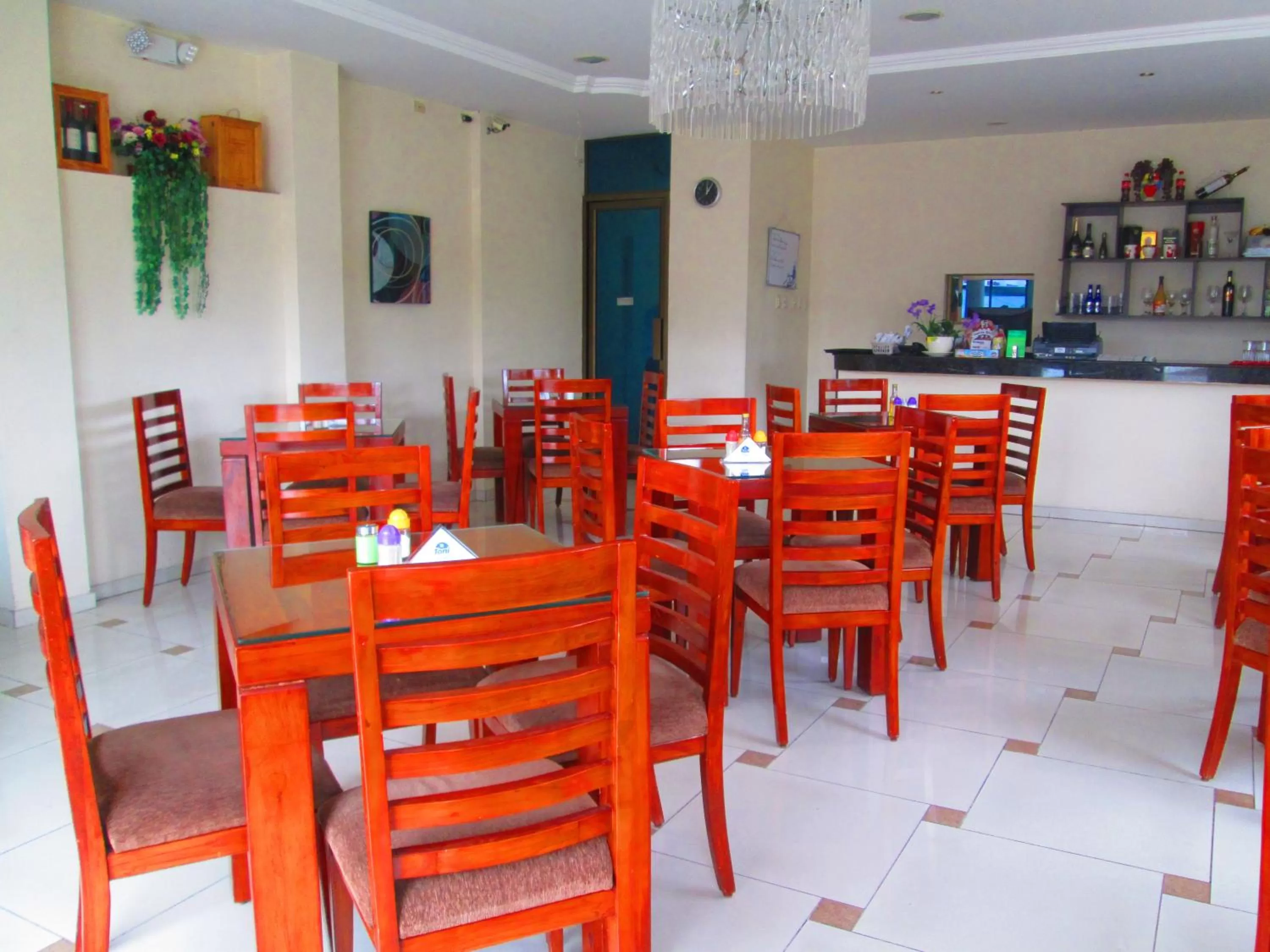 Restaurant/places to eat in Hotel Garzota Inn