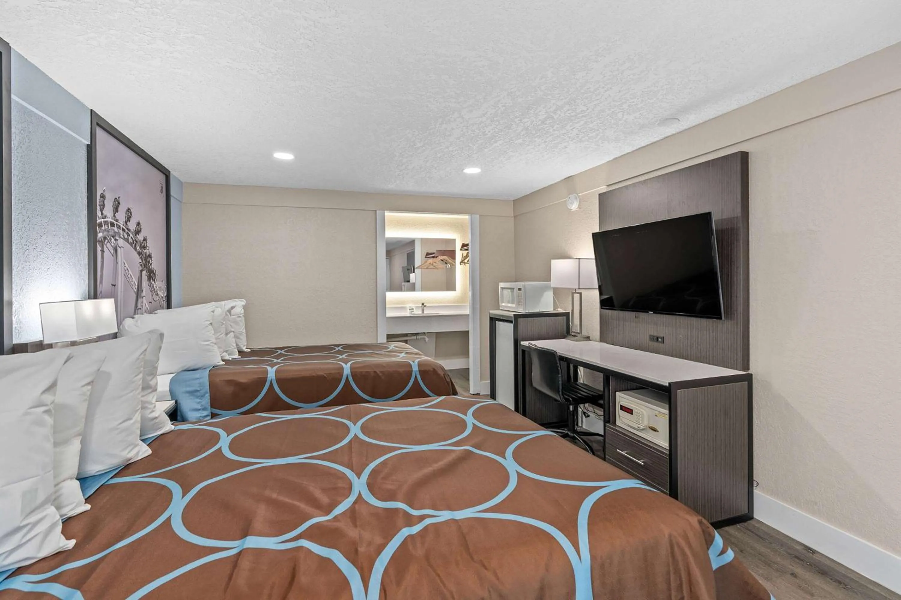 Photo of the whole room, Bed in Super 8 by Wyndham Kissimmee-Orlando