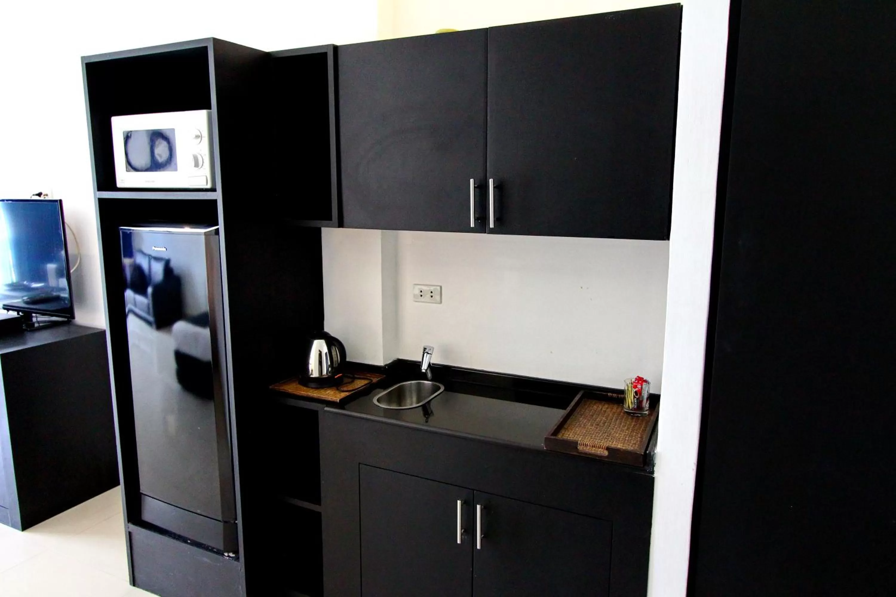 Kitchen or kitchenette in East Suites