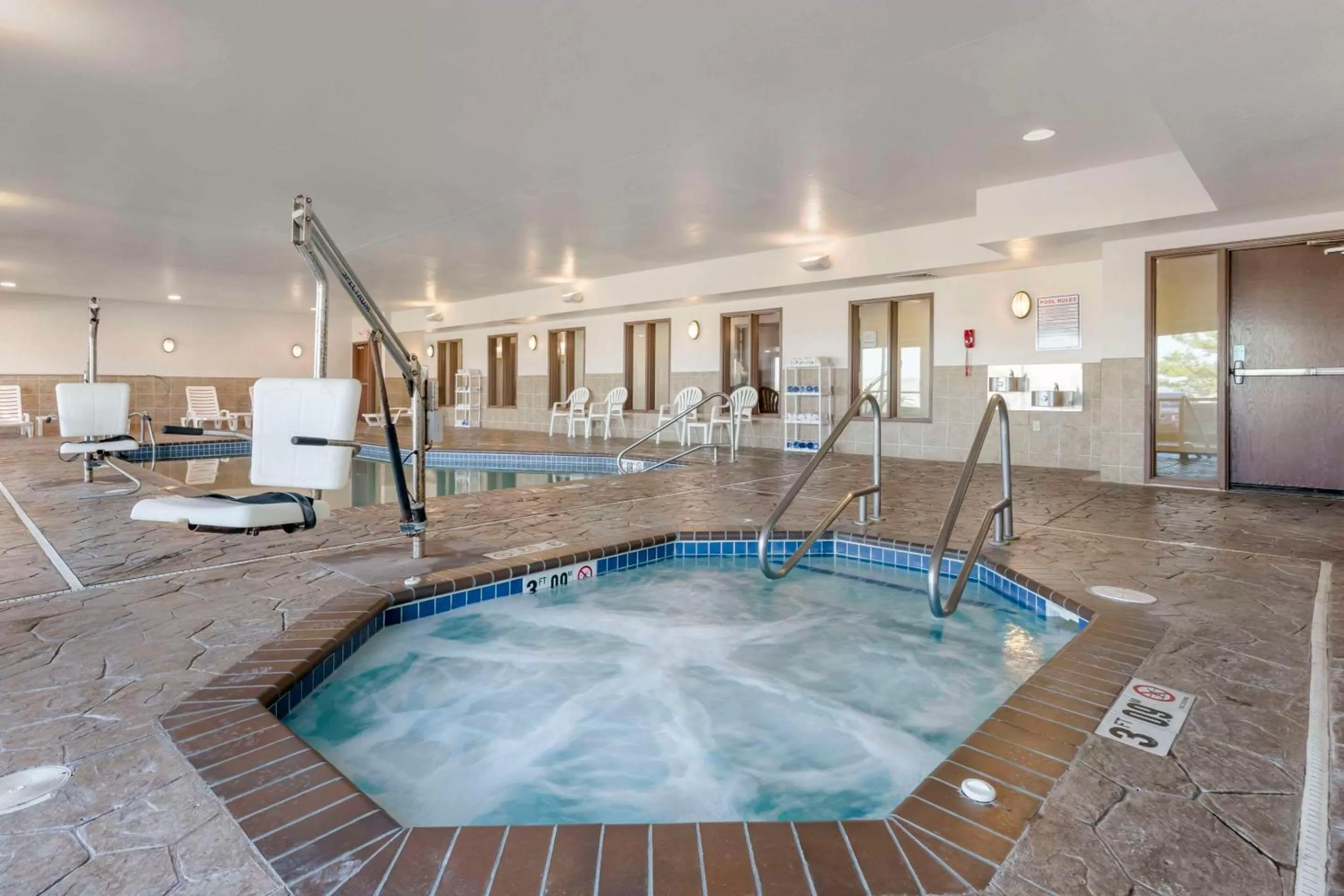 Swimming pool in Comfort Suites Conference Center Rapid City