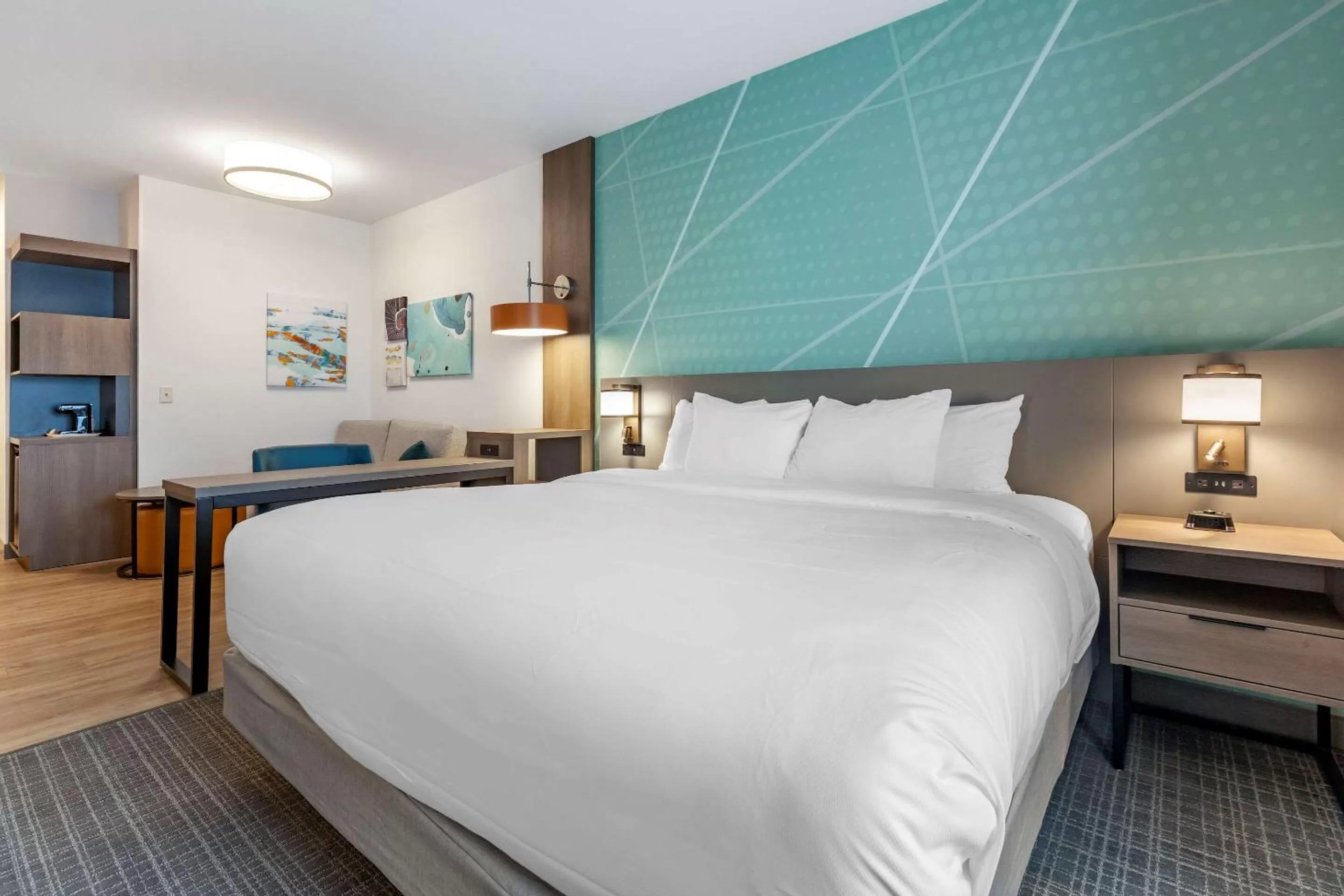 Photo of the whole room, Bed in Comfort Suites Cottage Grove-Madison