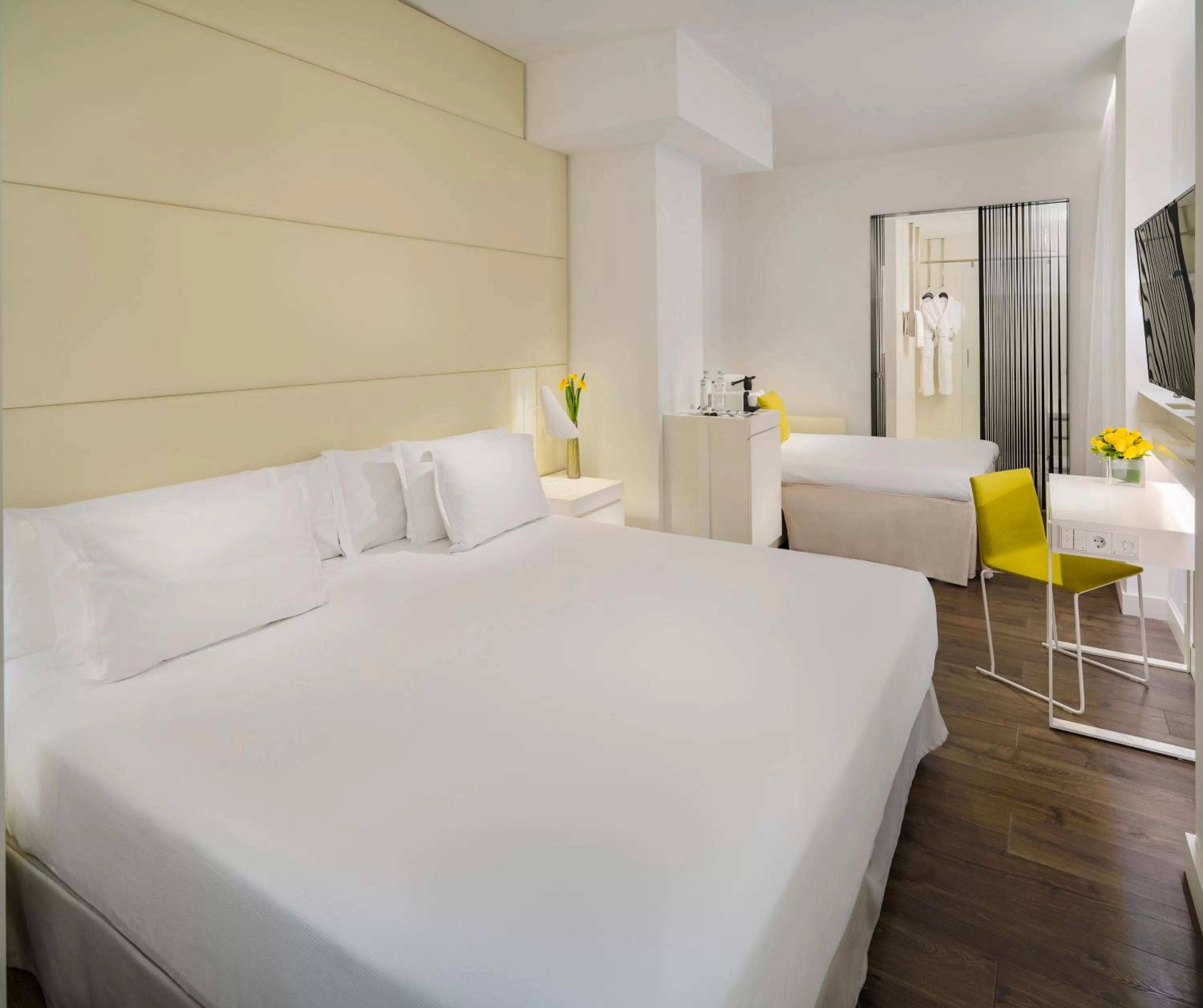 Photo of the whole room, Bed in H10 Urquinaona Plaza