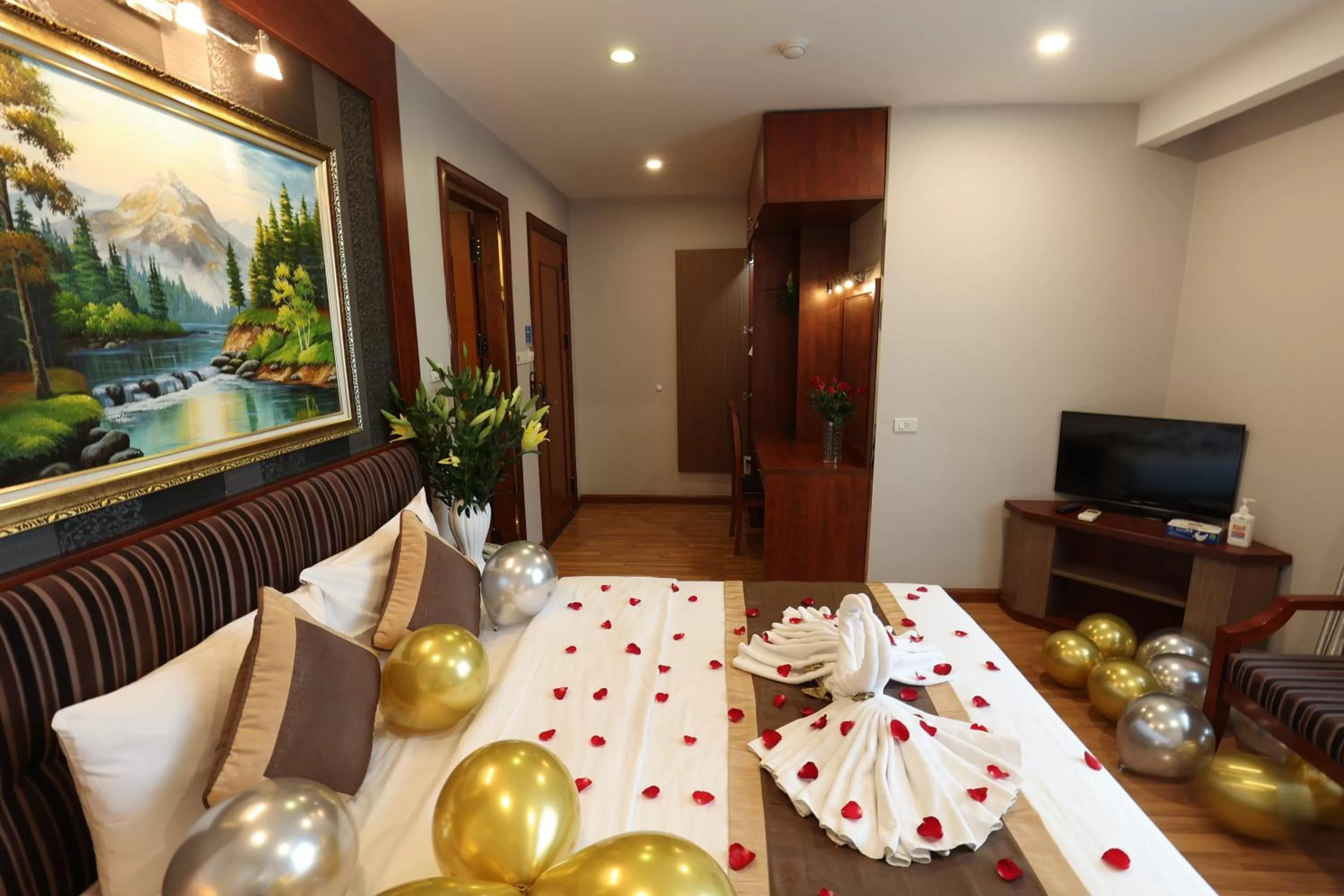 Communal lounge/ TV room, Bed in Gallant Hotel