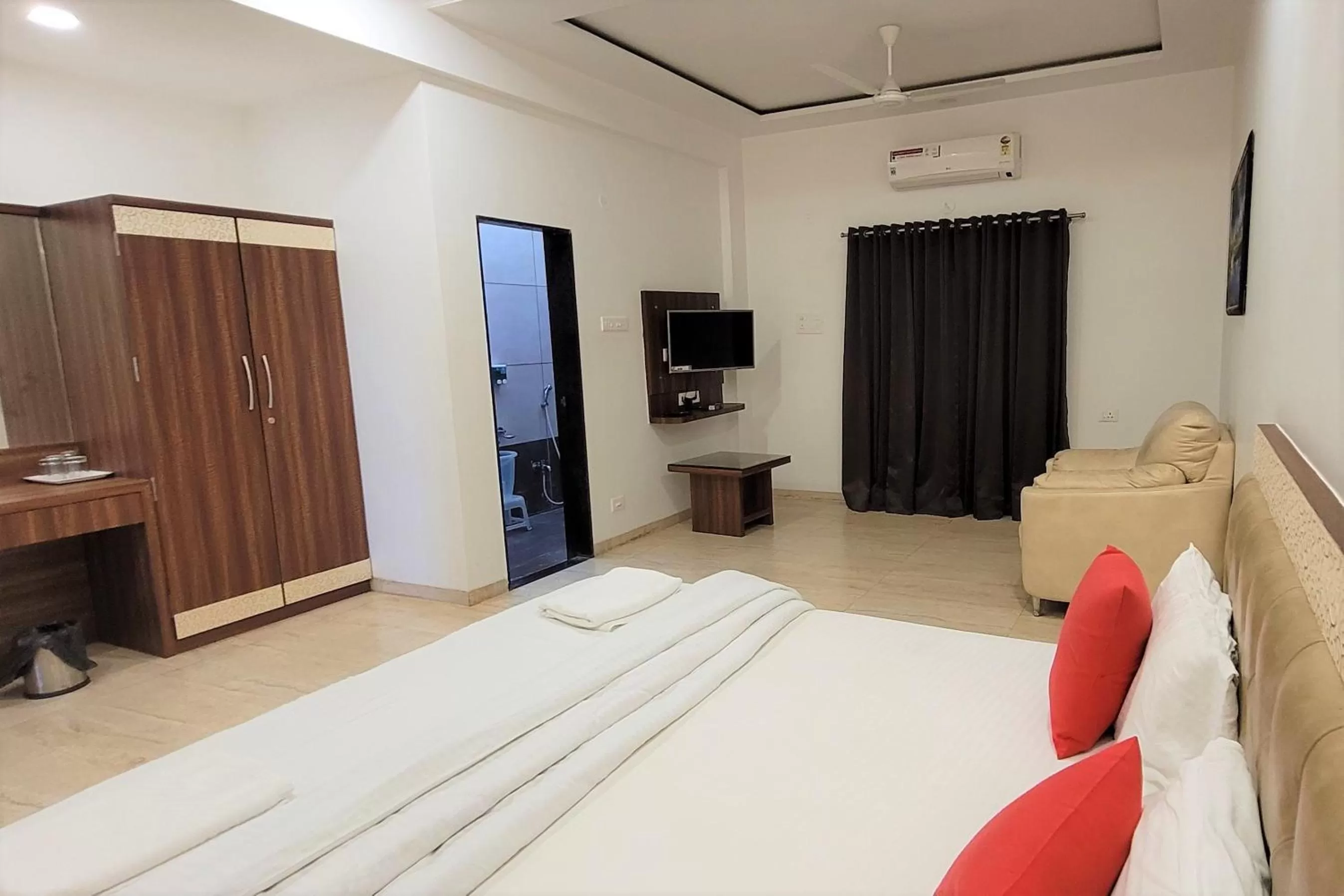 Photo of the whole room, Bed in Hotel Om Inn - Talegaon Dabhade
