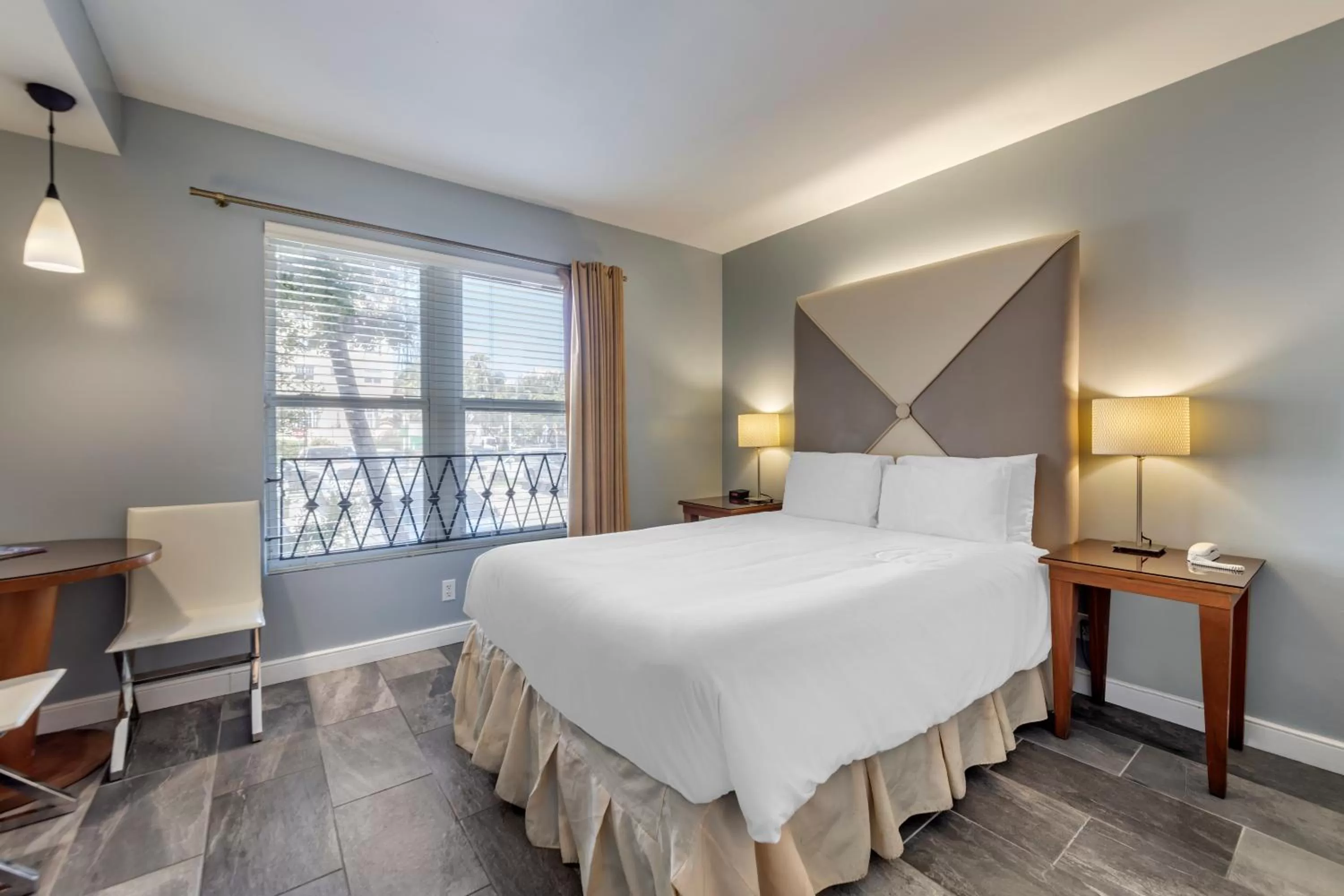 Bed in La Flora by LuxUrban