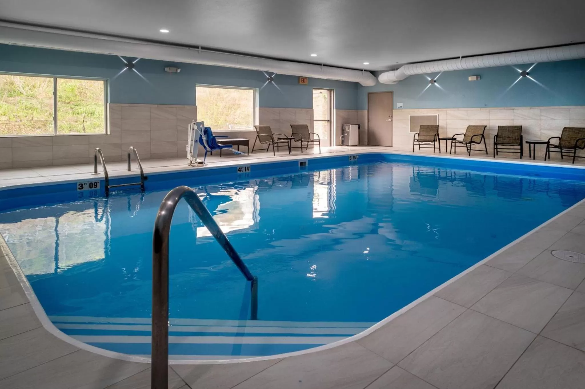 Swimming pool in Holiday Inn Express - Charleston/Kanawha City by IHG