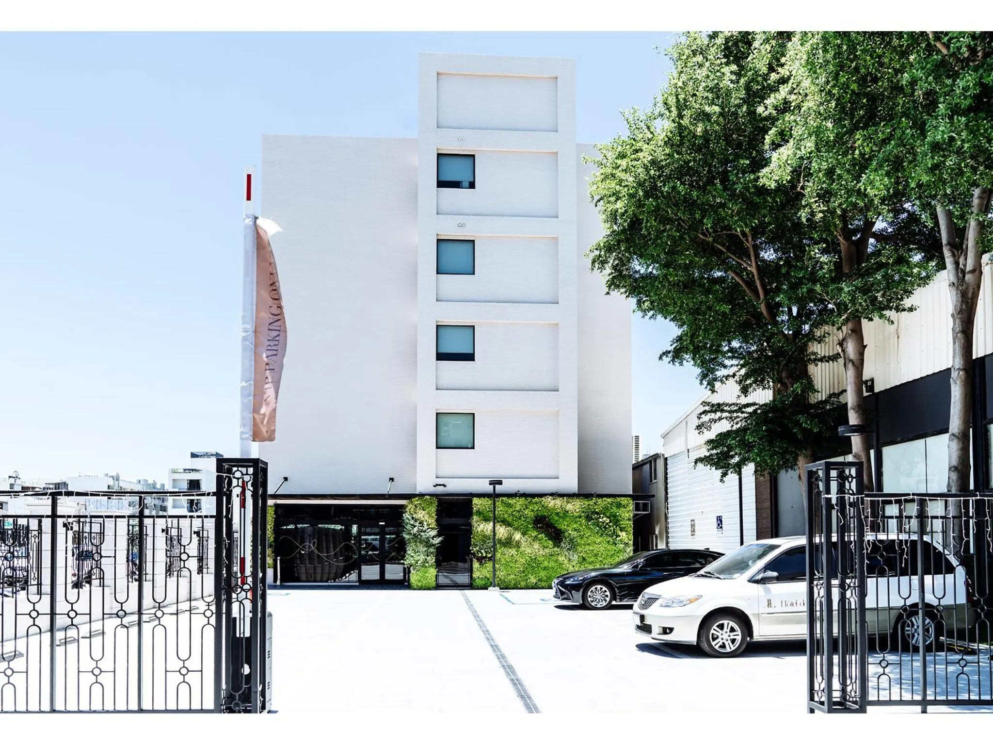 Property building in Hôtel de Ľeau