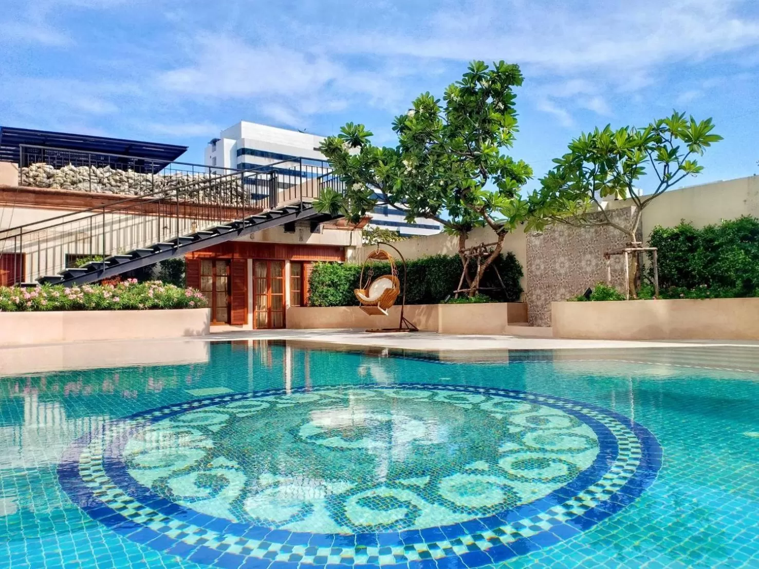 Swimming pool in Evergreen Laurel Hotel Bangkok