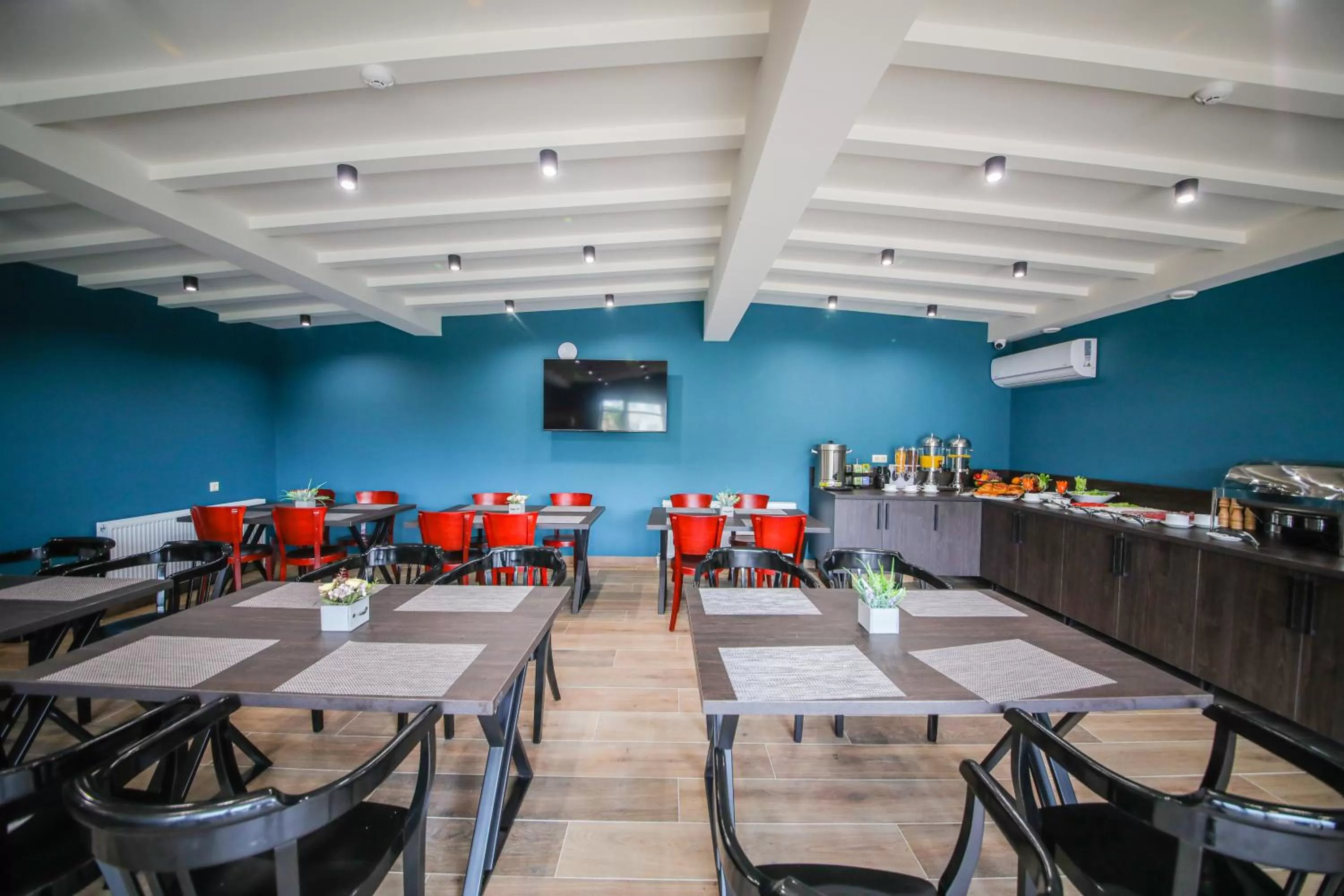 Restaurant/places to eat in Hotel InnDigo in Kutaisi