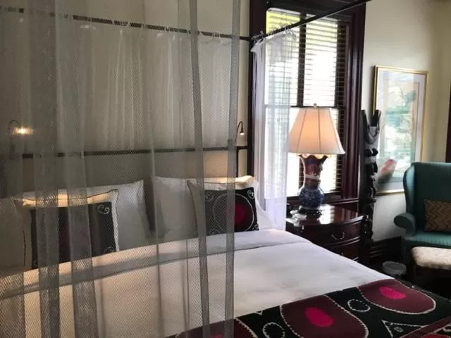 Bed in Elmwood 1820 Bed & Breakfast Inn