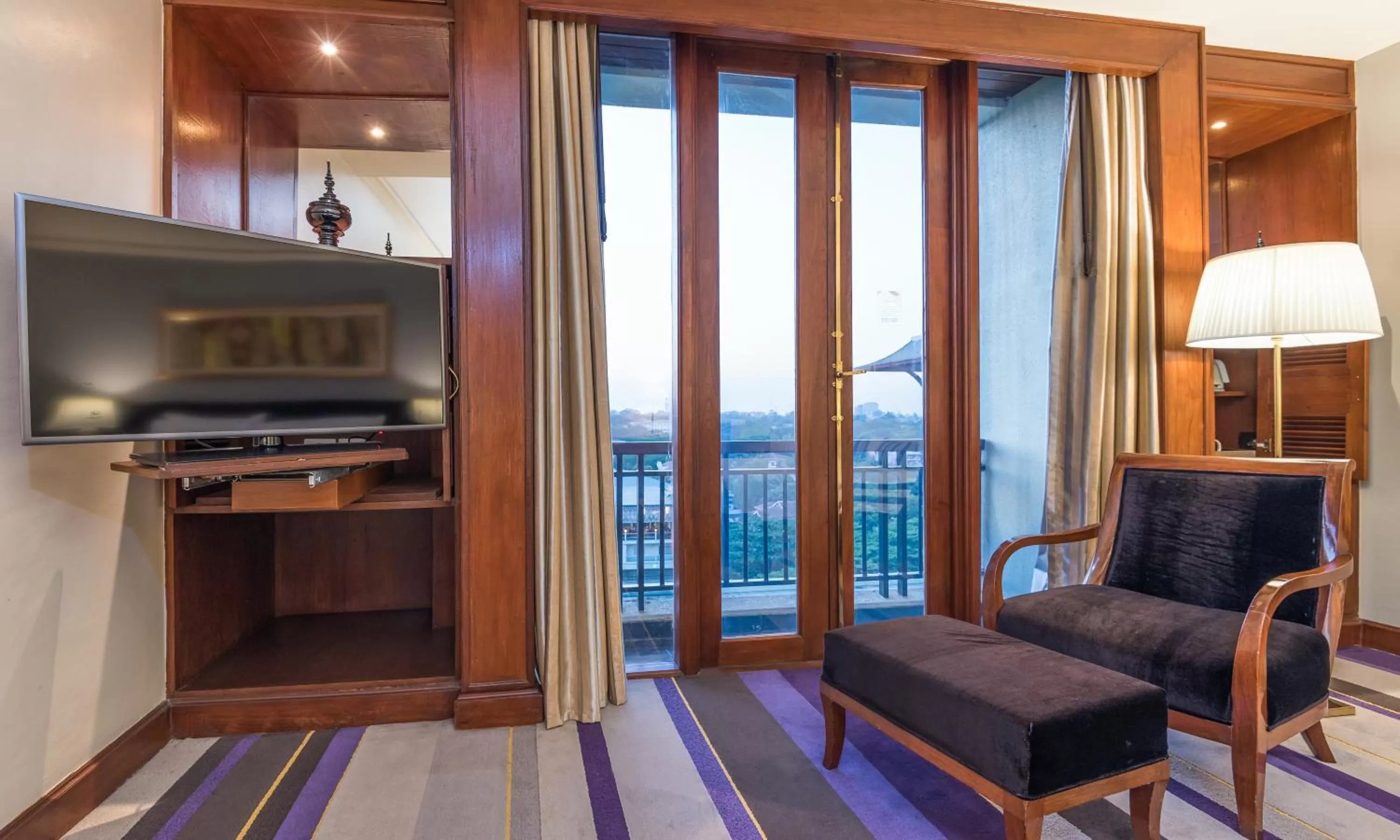 TV and multimedia in Chatrium Hotel Royal Lake Yangon