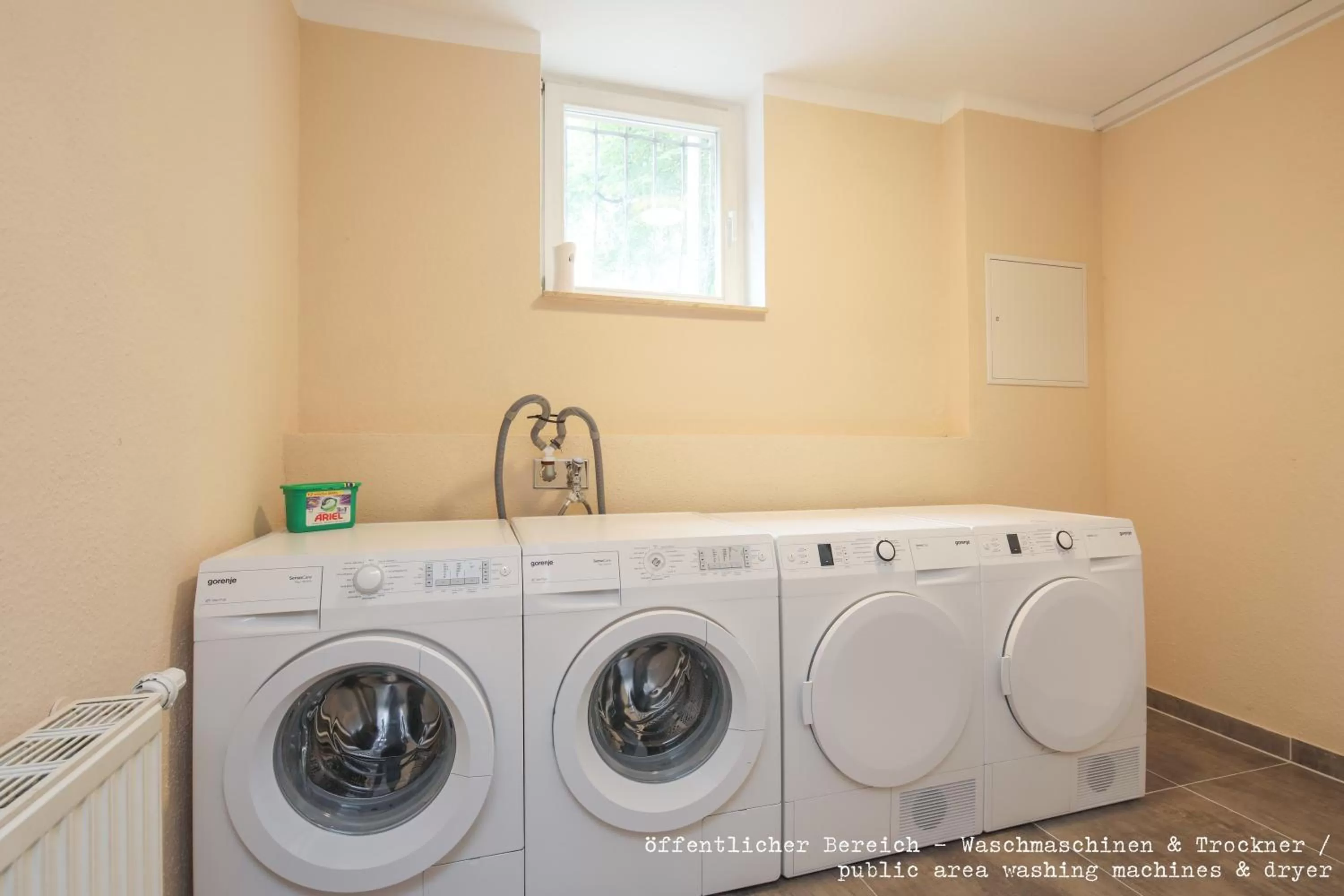 washing machine in Amaroo - Gästehaus "Charlotte"