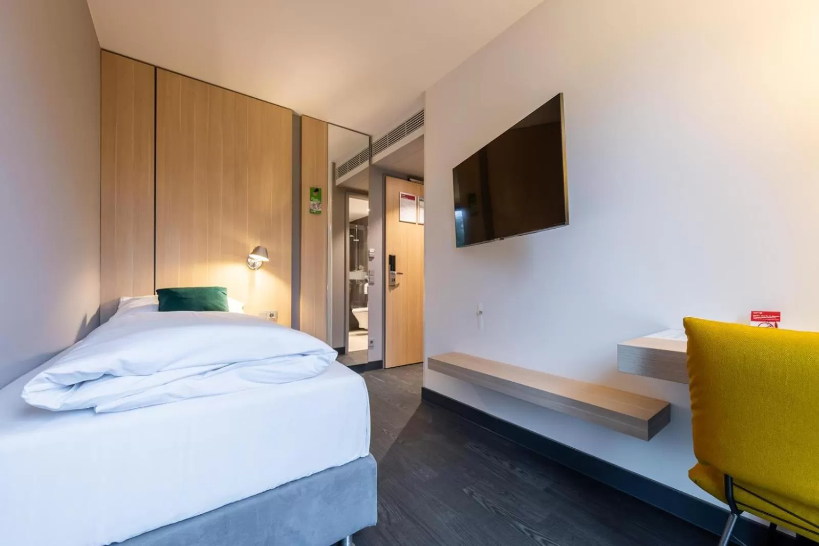 Photo of the whole room, Bed in Serways Hotel Hösel