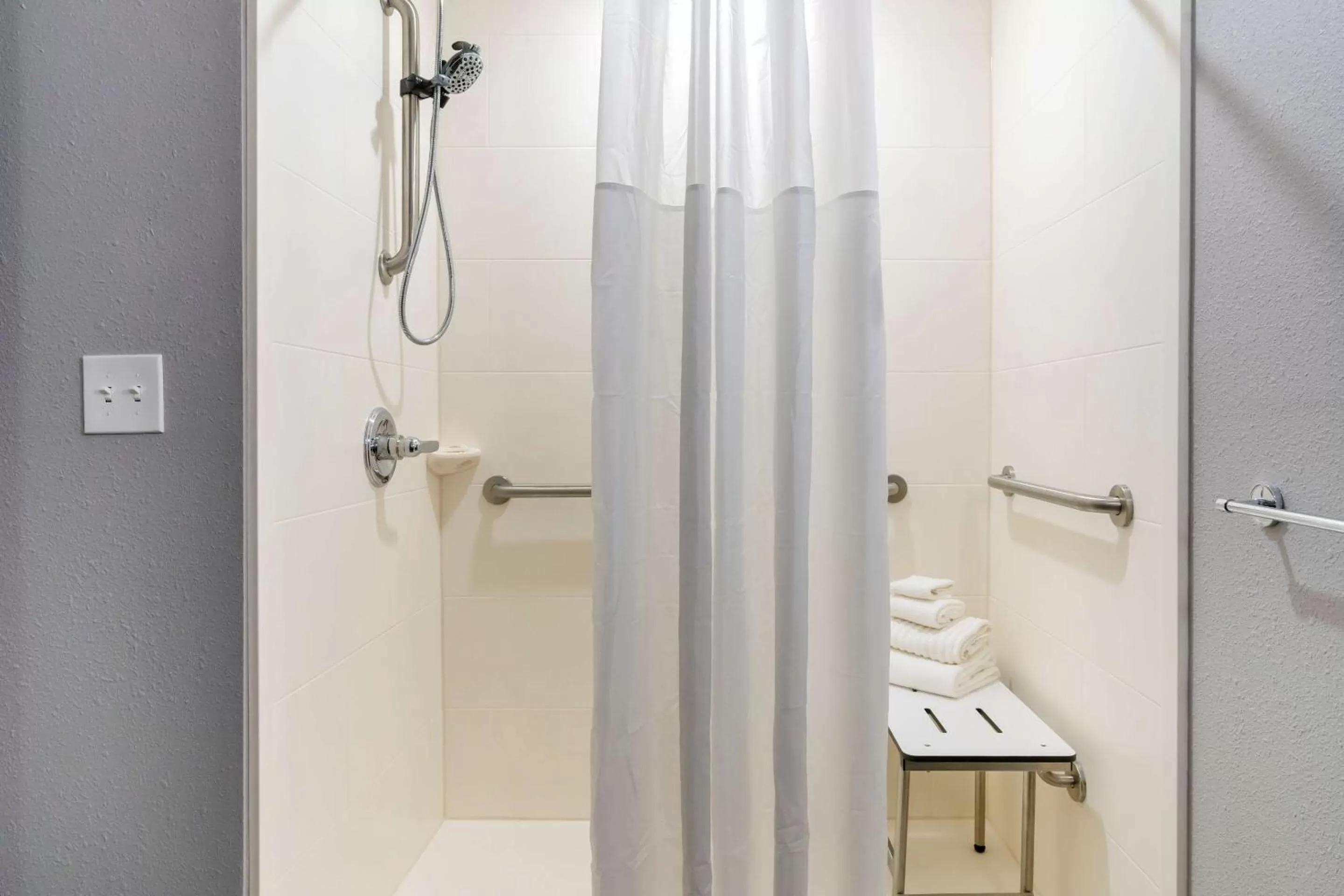 Bathroom in Comfort Suites Paducah Mall Area