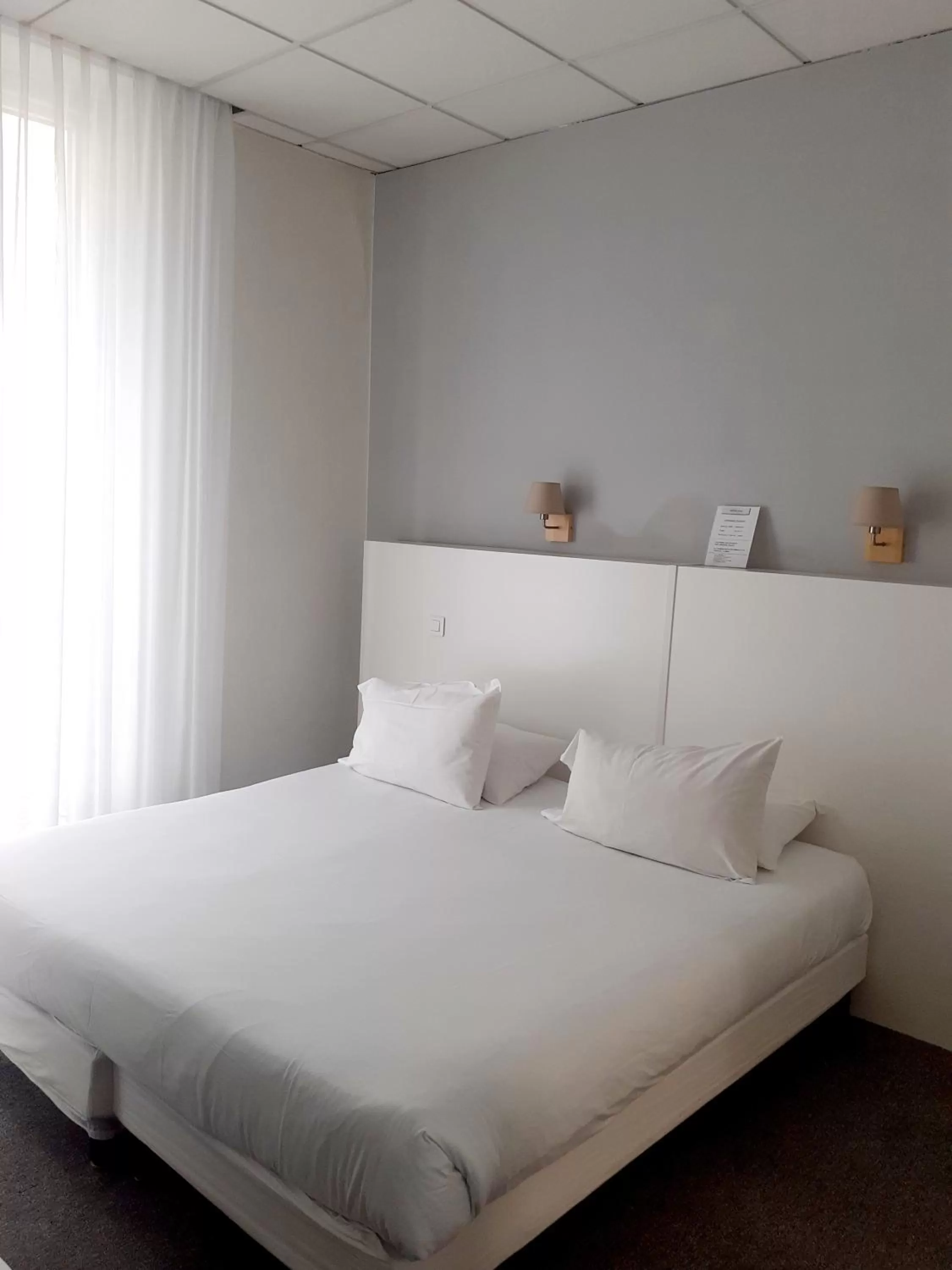 Bedroom, Bed in Hôtel P.L.M.