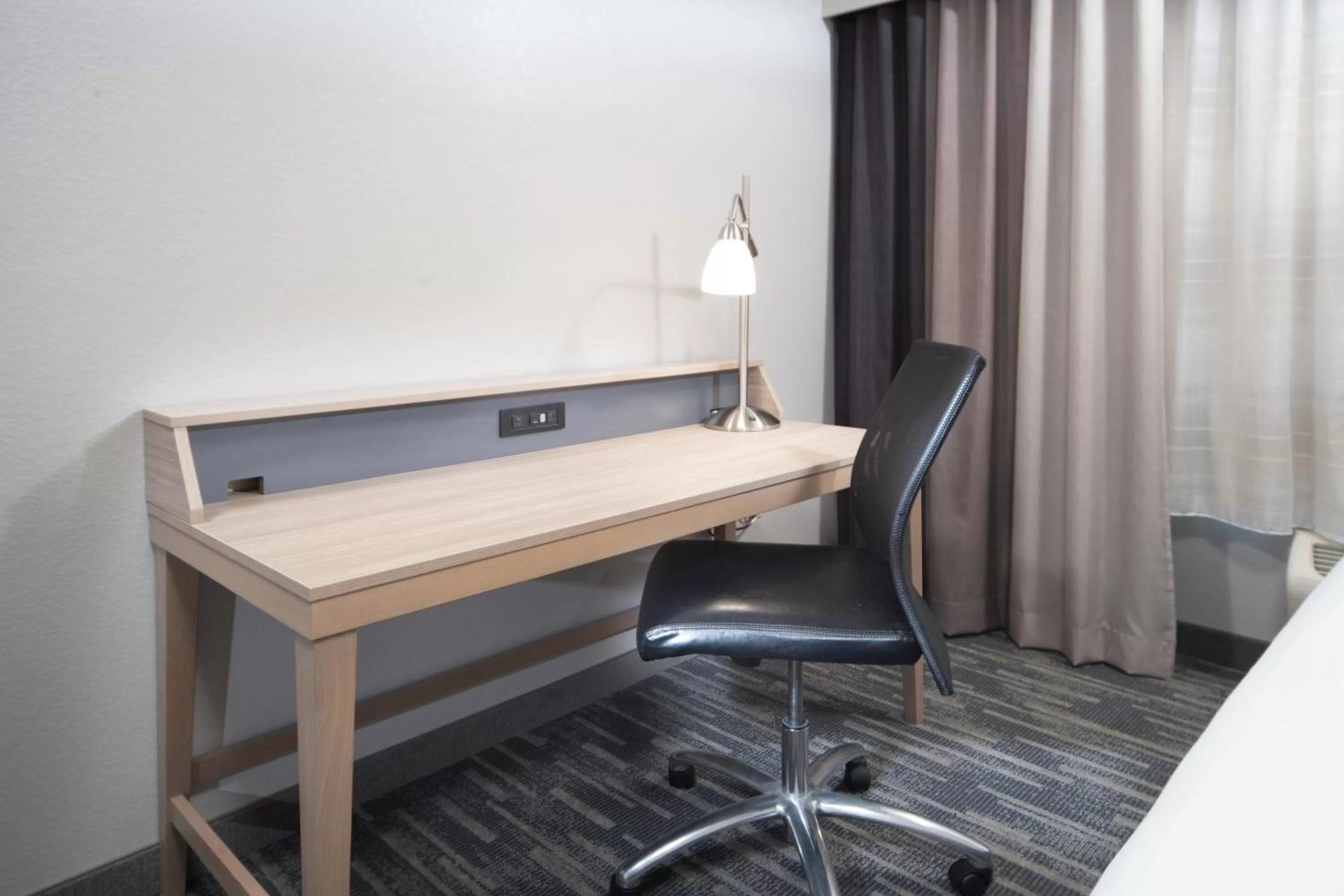 Seating area in Country Inn & Suites by Radisson, Rocky Mount, NC