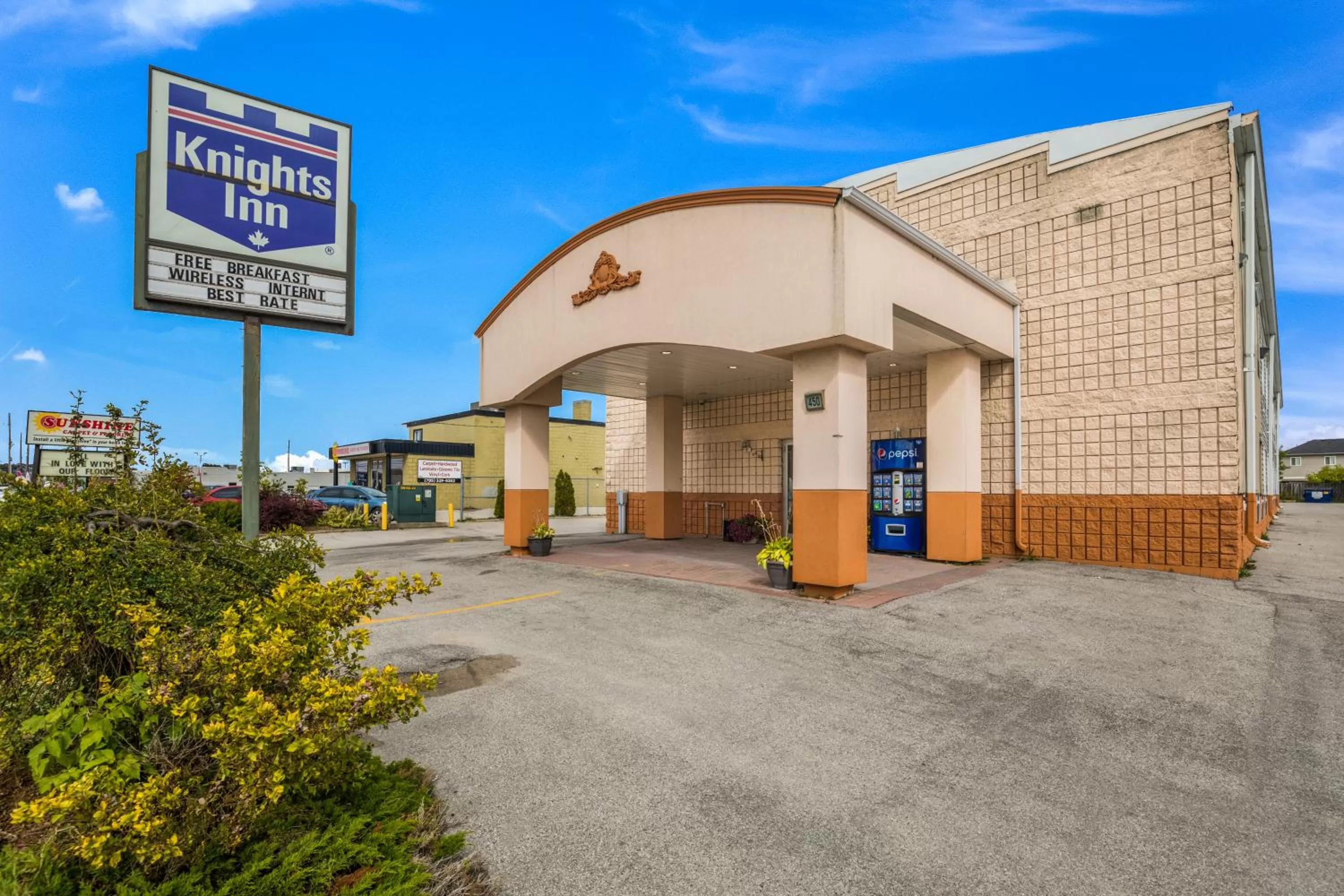 Property building in Knights Inn Orillia