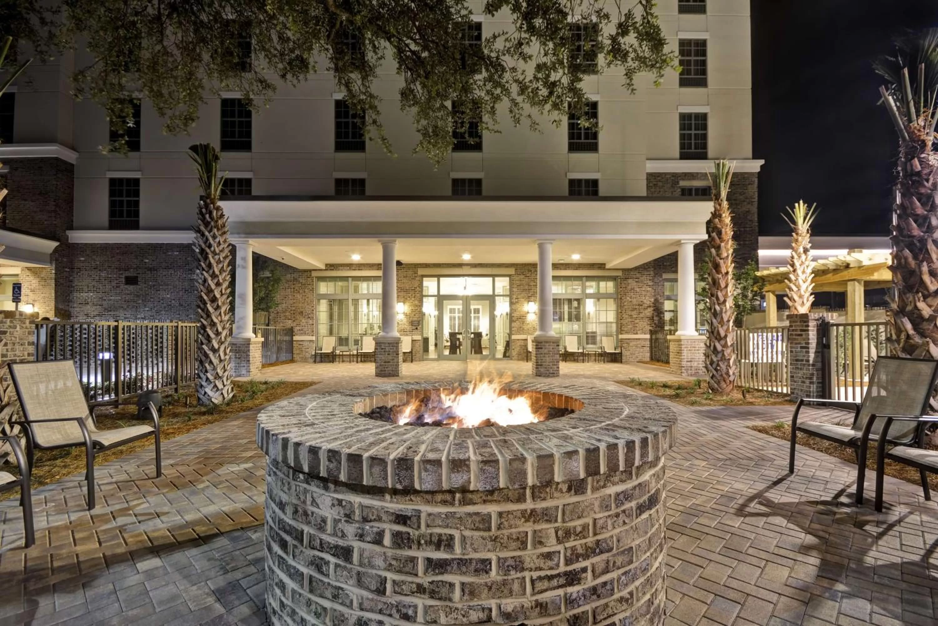 Patio in Hampton Inn & Suites Charleston Airport