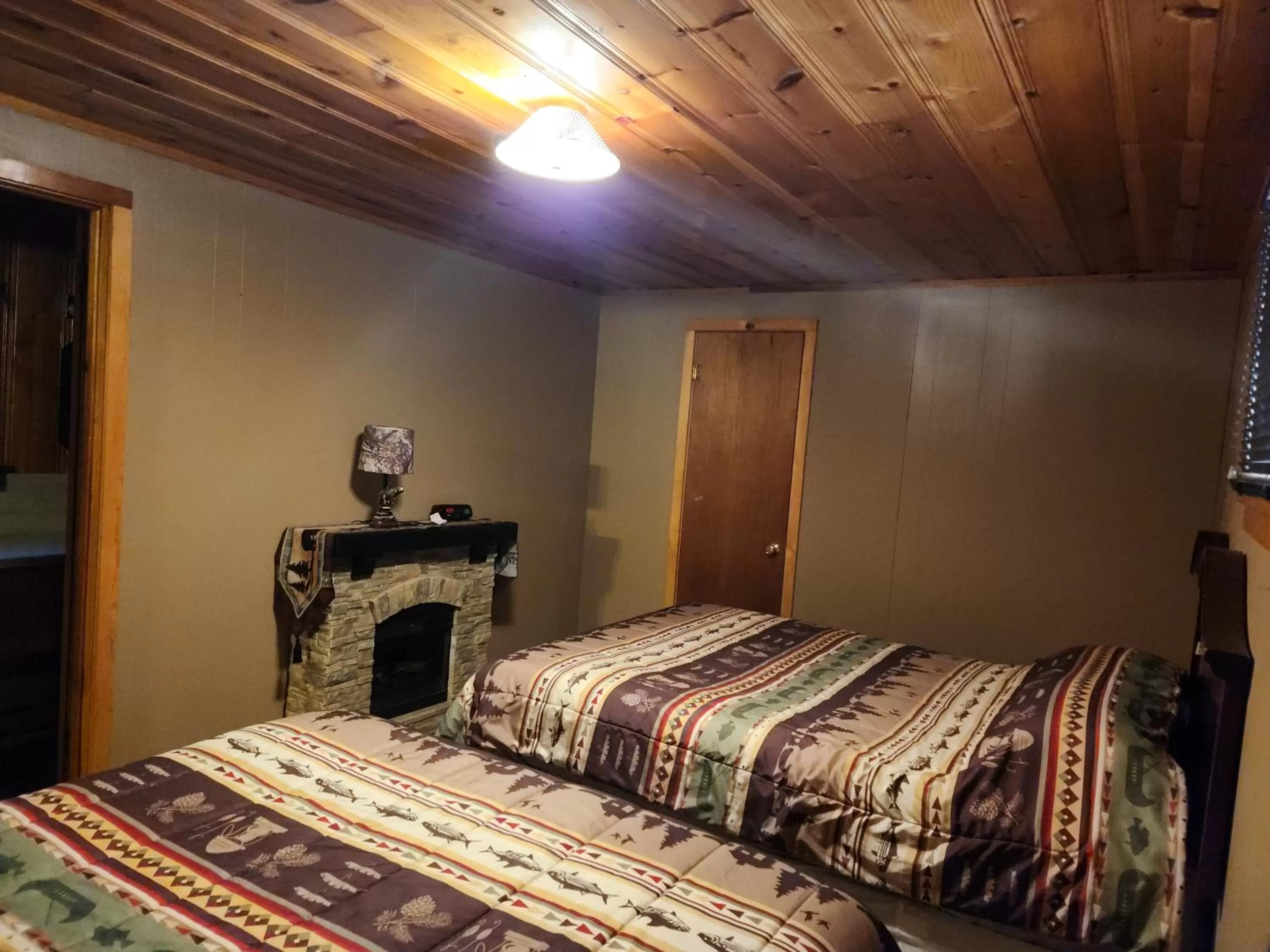 Bed in Eagle Nest Fly Shack & Lodge