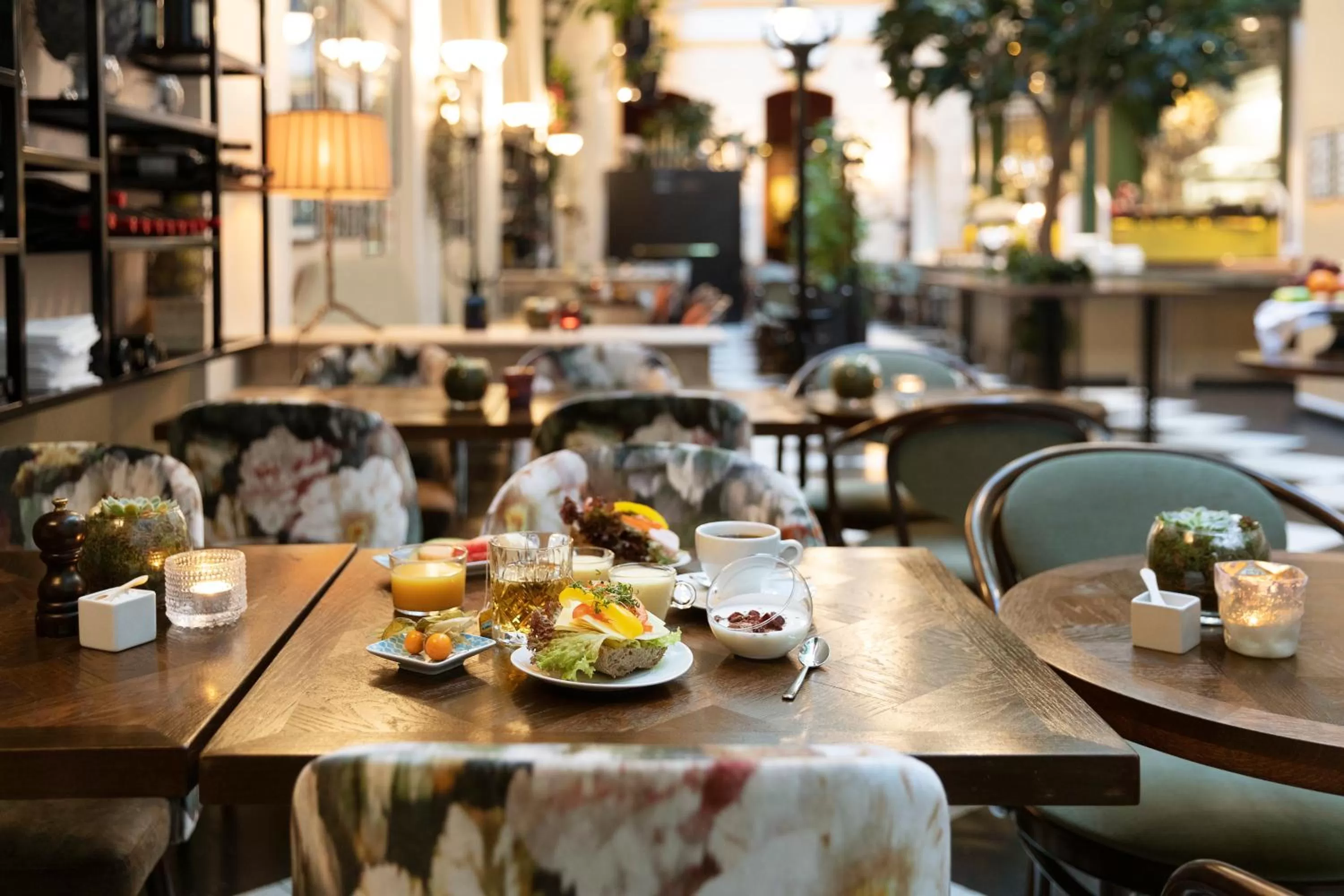 Restaurant/places to eat in Elite Plaza Hotel