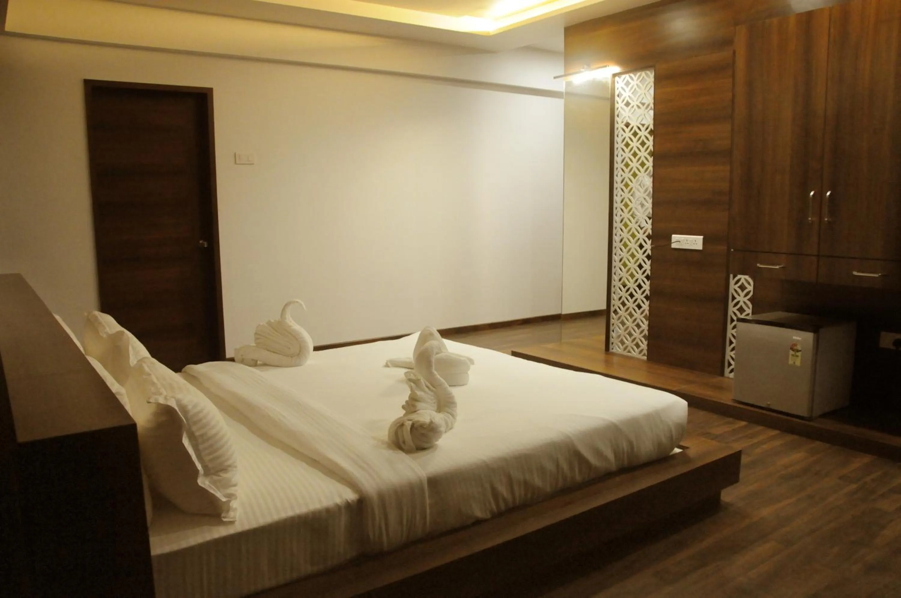 Restaurant/places to eat, Bed in Hotel 3 Leaves NEAR CENTRAL BUS STAND