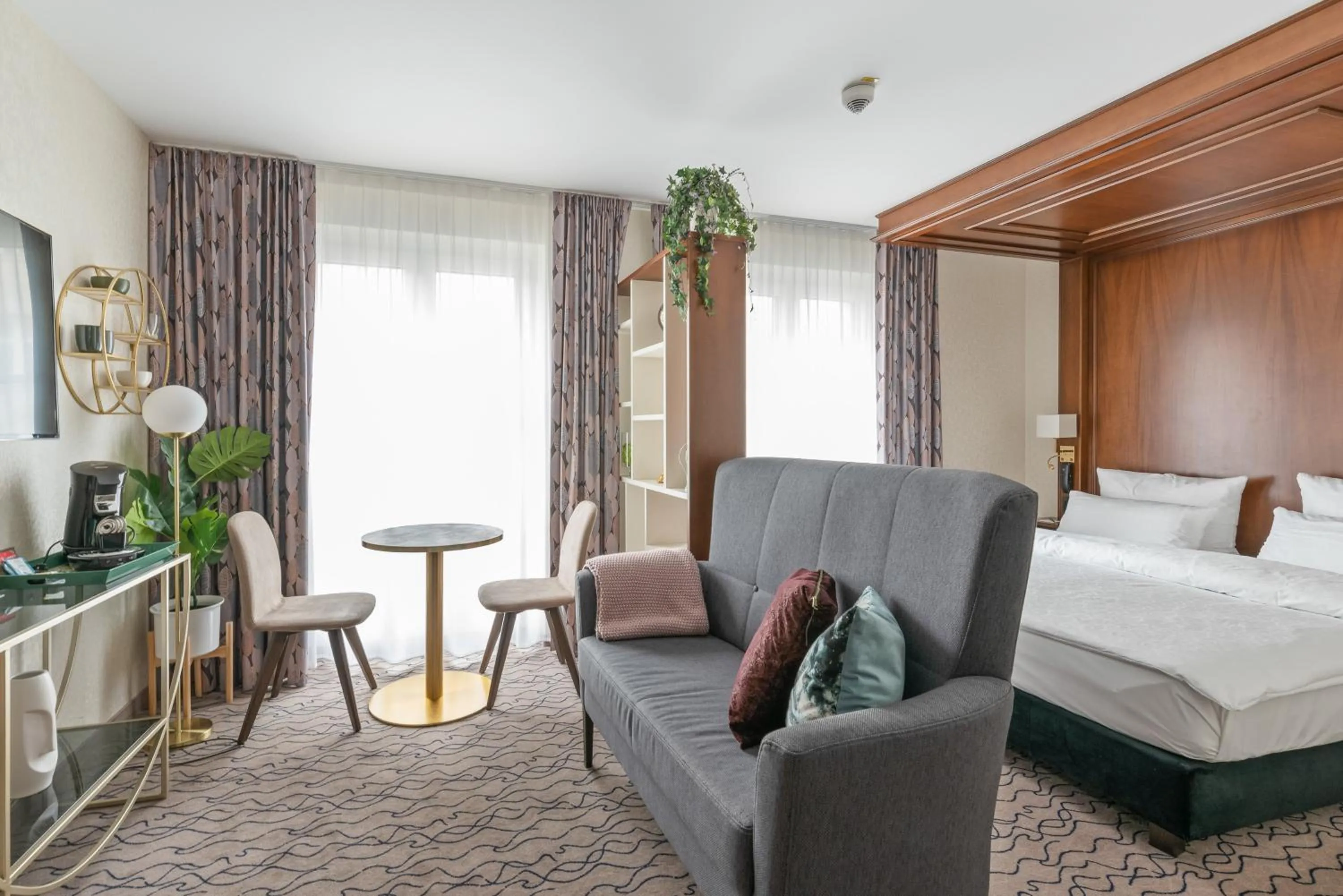 Seating area, Bed in AdvaStay by KING's