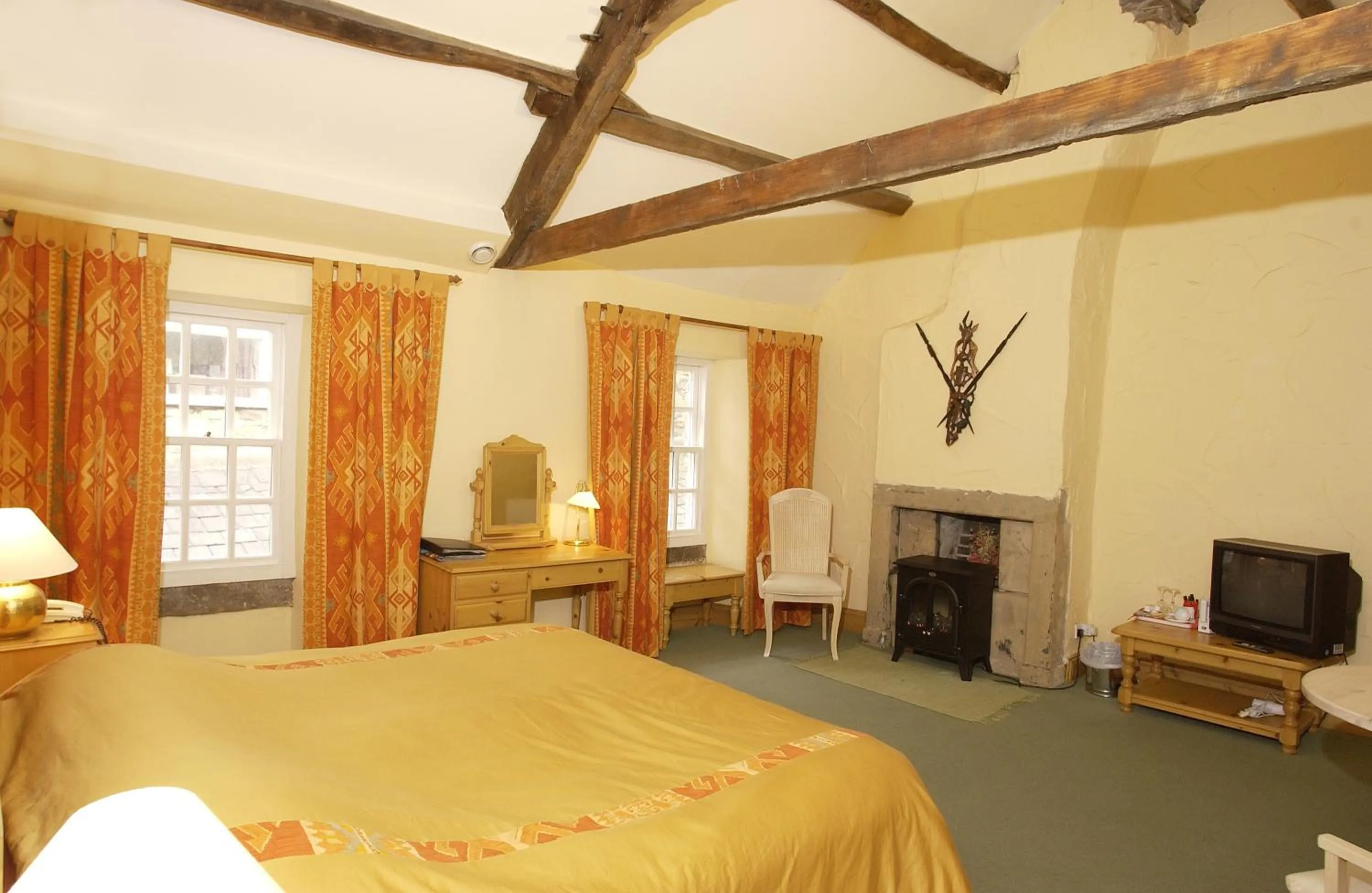 Photo of the whole room, Bed in Centre Of Britain Hotel