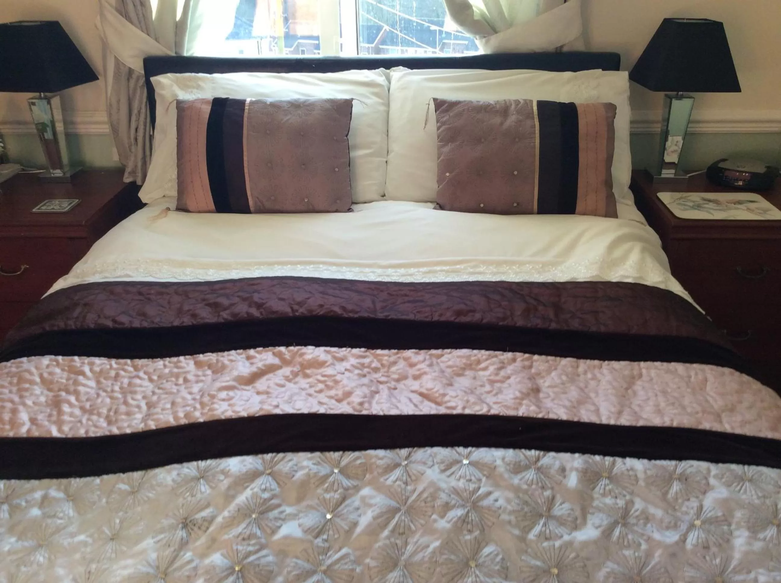 Bed in Alma Lodge Guest House