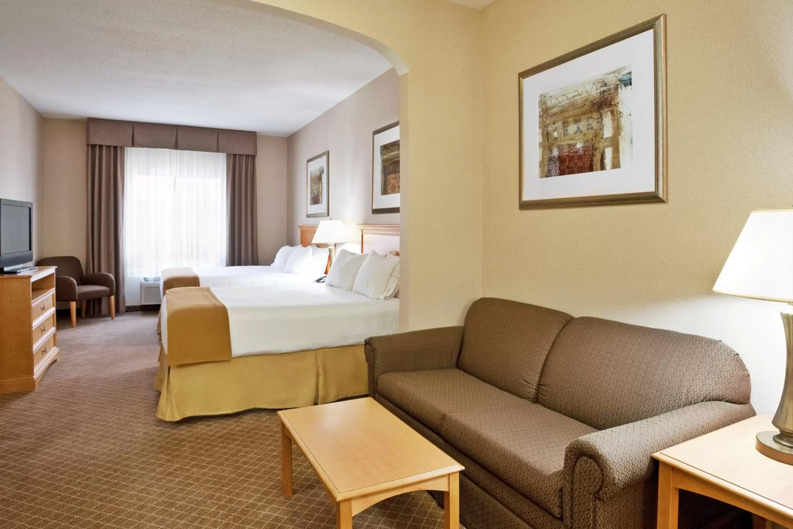 Queen Suite with Two Queen Beds and Additional Living Area in Holiday Inn Express Hotel & Suites Chesterfield - Selfridge Area by IHG Queen Suite with Two Queen Beds and Additional Living Area in Holiday Inn Express Hotel & Suites Chesterfield - Selfridge Area by IHG