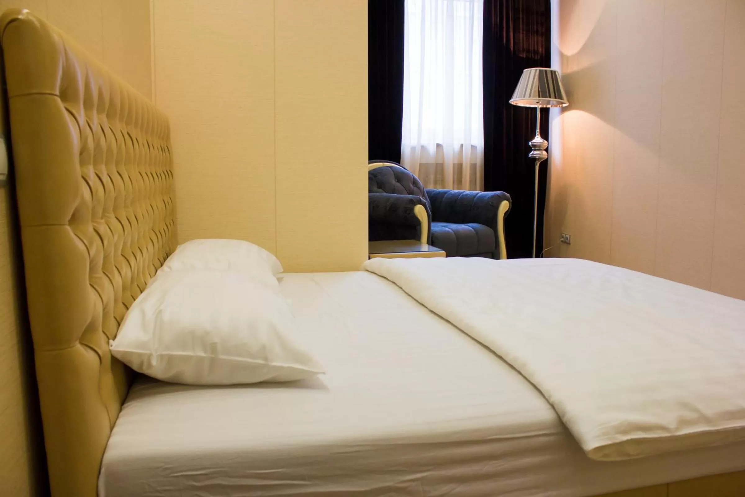 Photo of the whole room, Bed in Alir