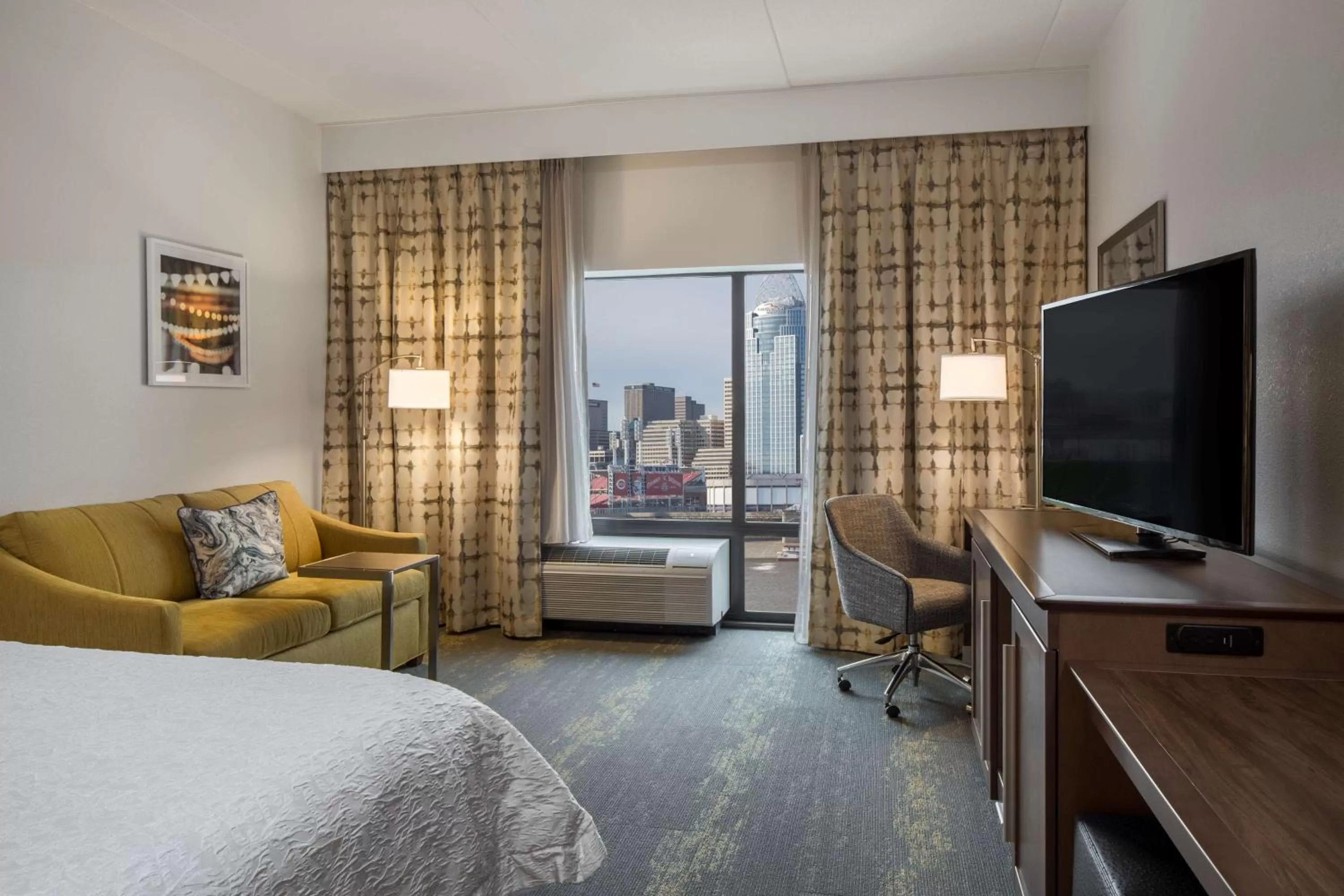 Bed in Hampton Inn & Suites Newport/Cincinnati, KY