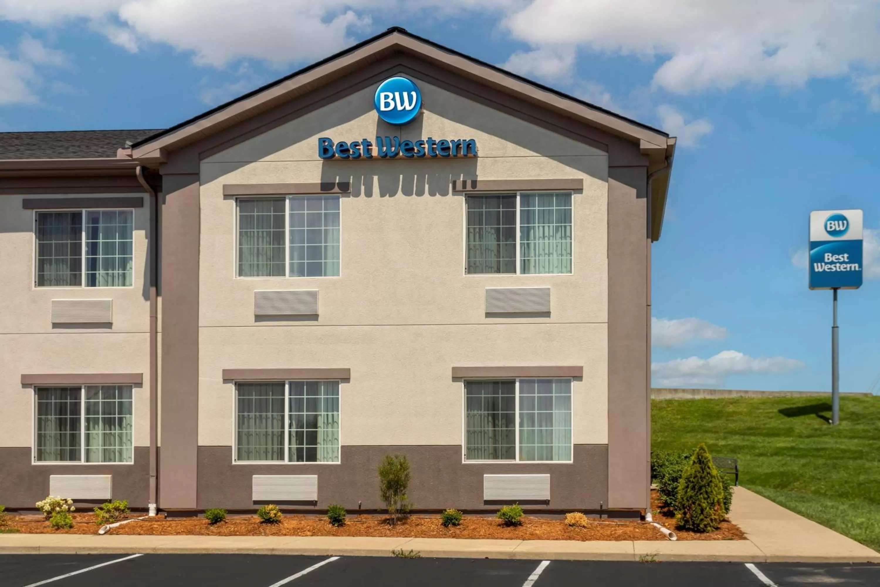 Property building in Best Western Lawrenceburg Inn