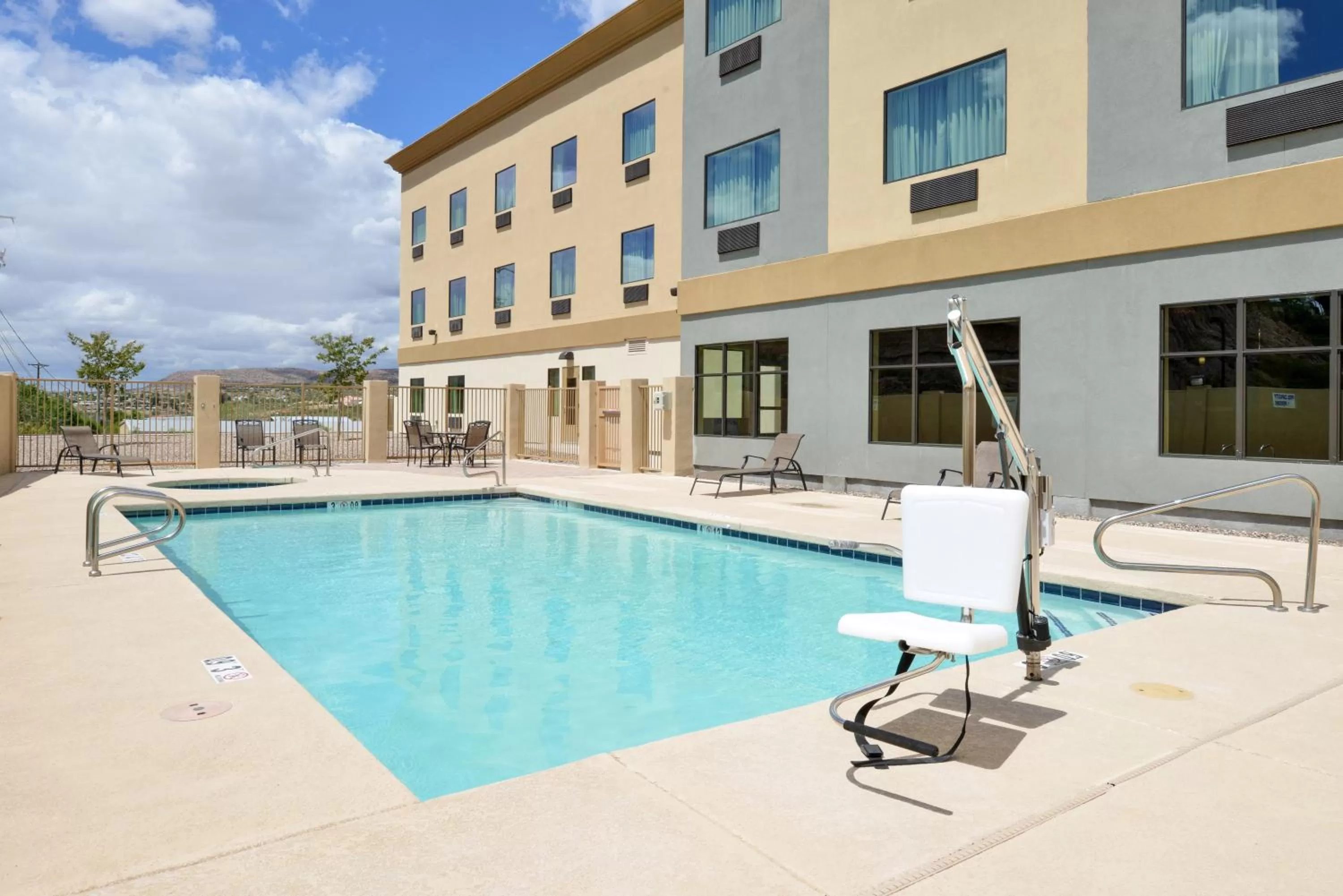 Swimming pool in Holiday Inn Express & Suites Globe by IHG