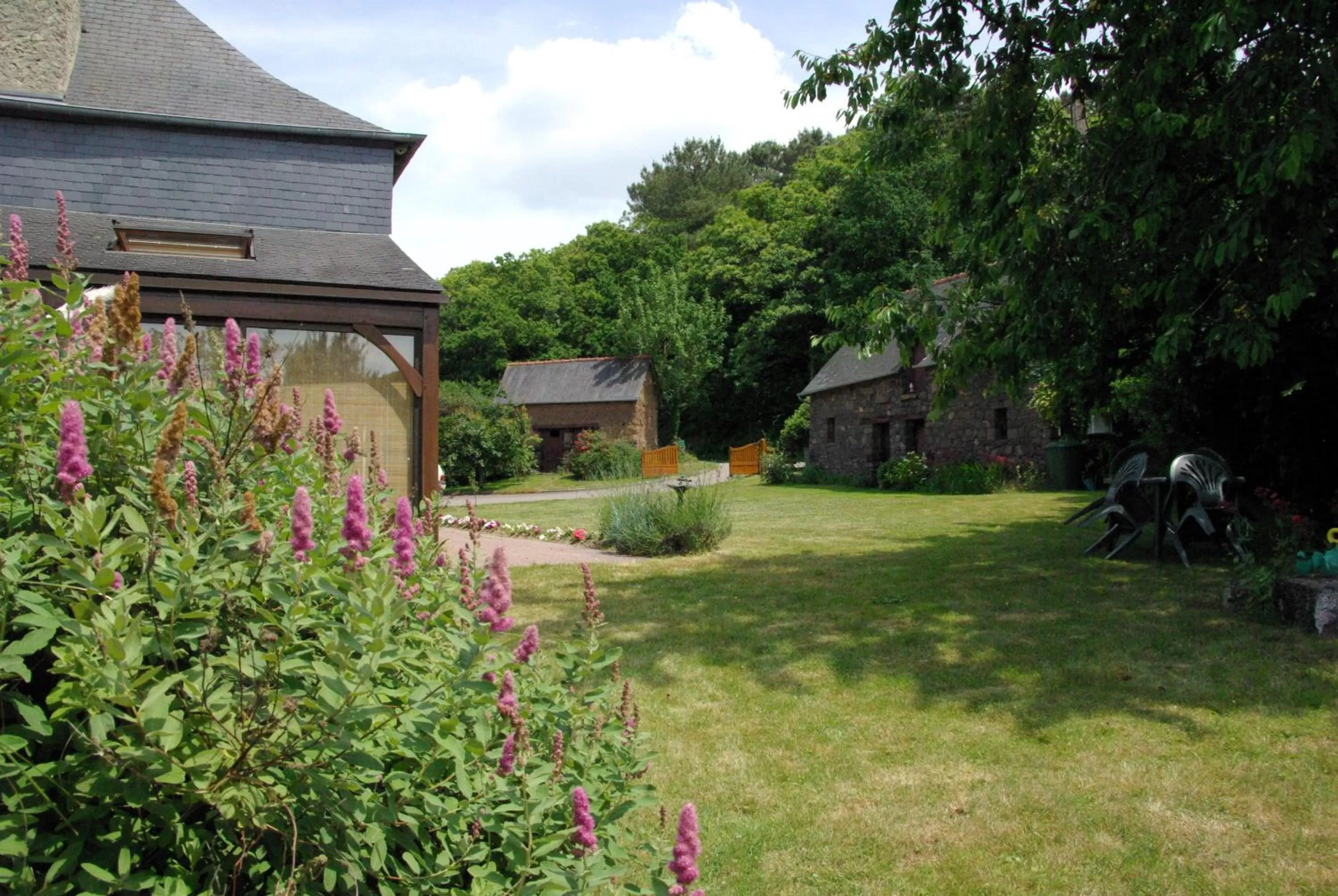 Facade/entrance in Chambres d'hôtes La Fontaine Garel