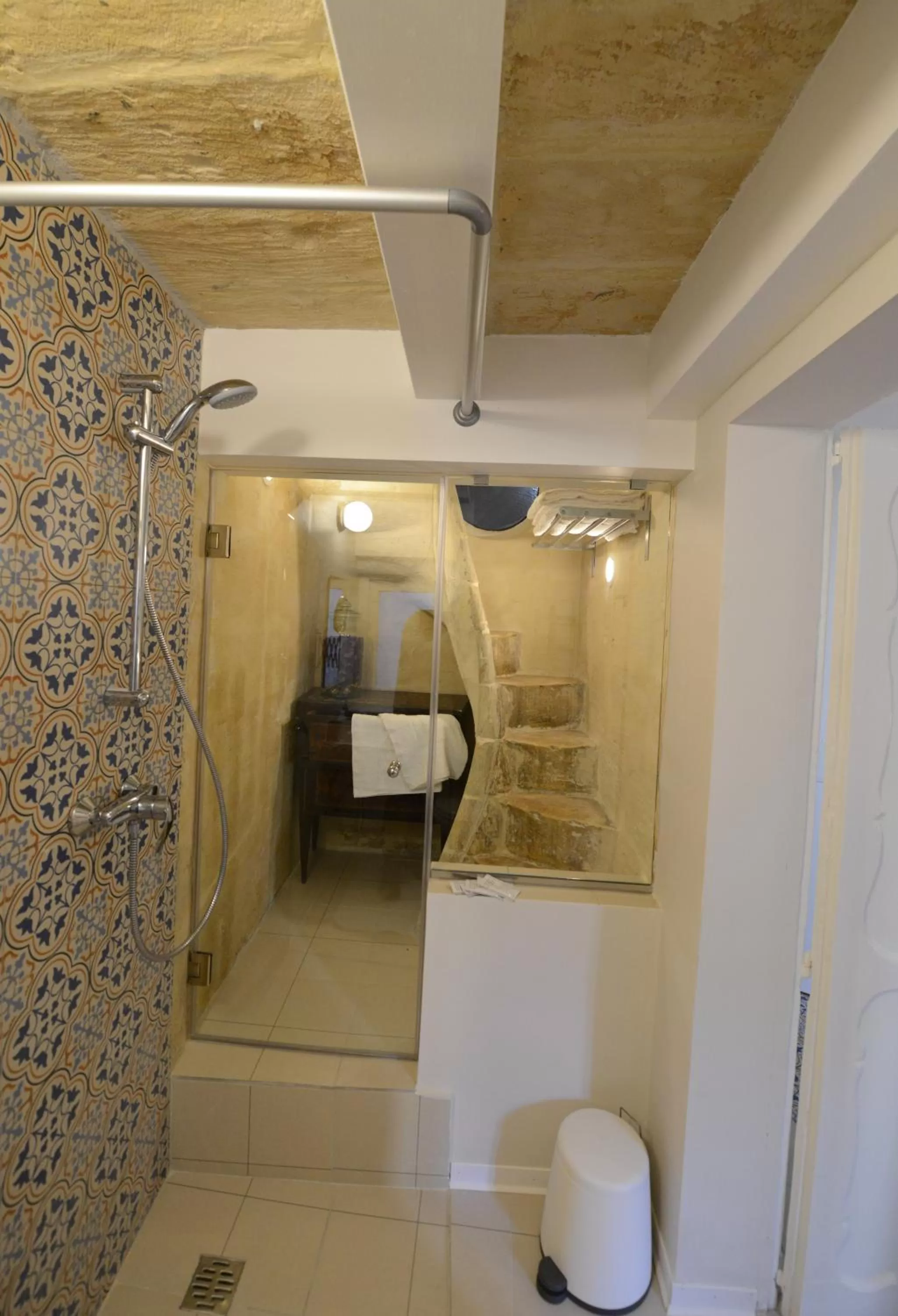 Bathroom in Paulos Valletta