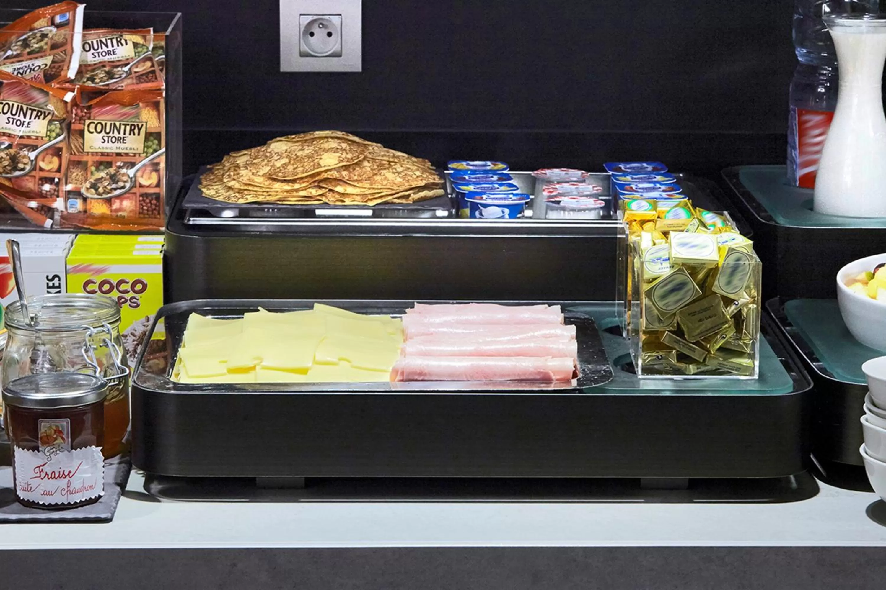 Buffet breakfast in Campanile Lyon Centre - Gare Perrache - Confluence