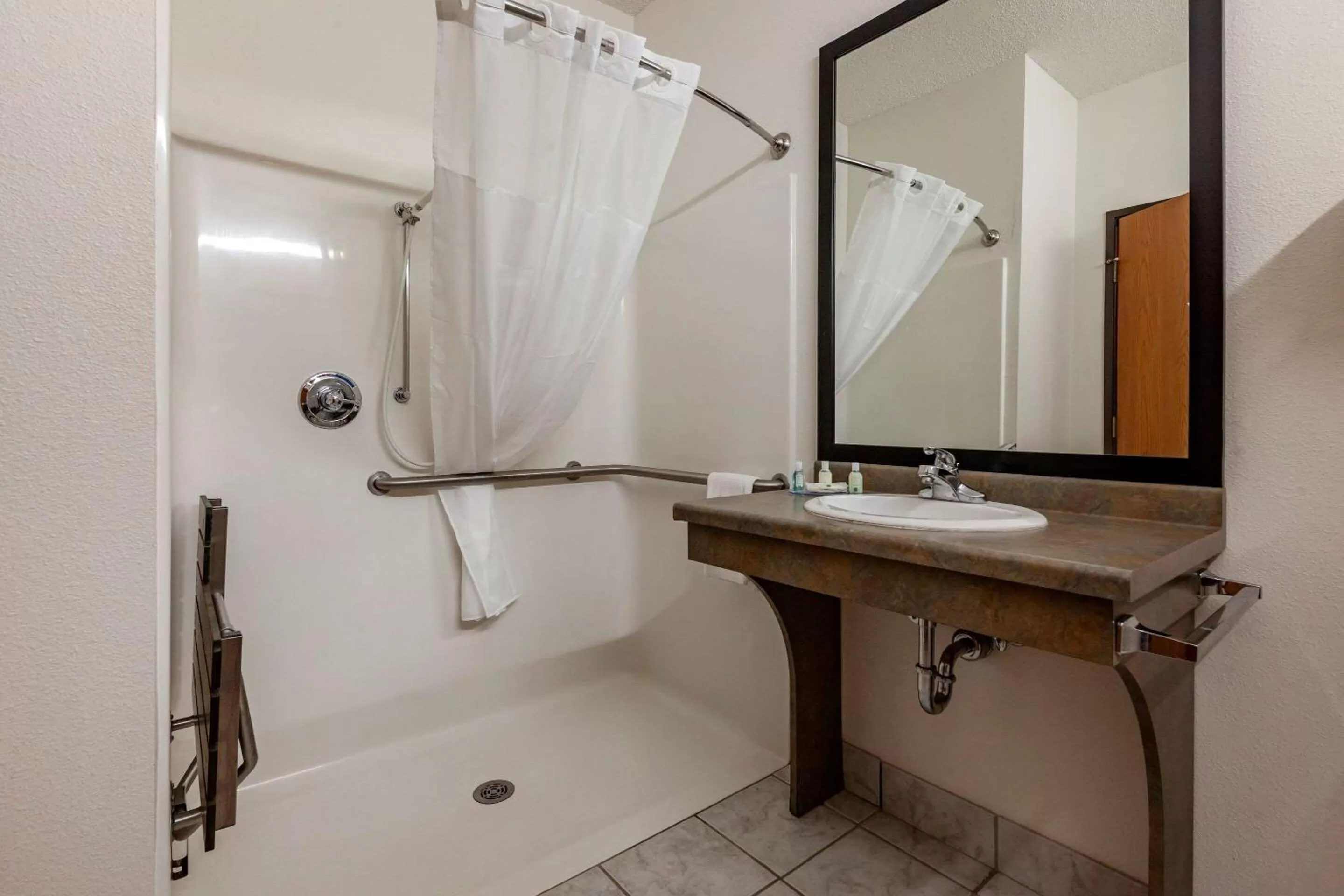 Bathroom in Quality Inn Redgranite