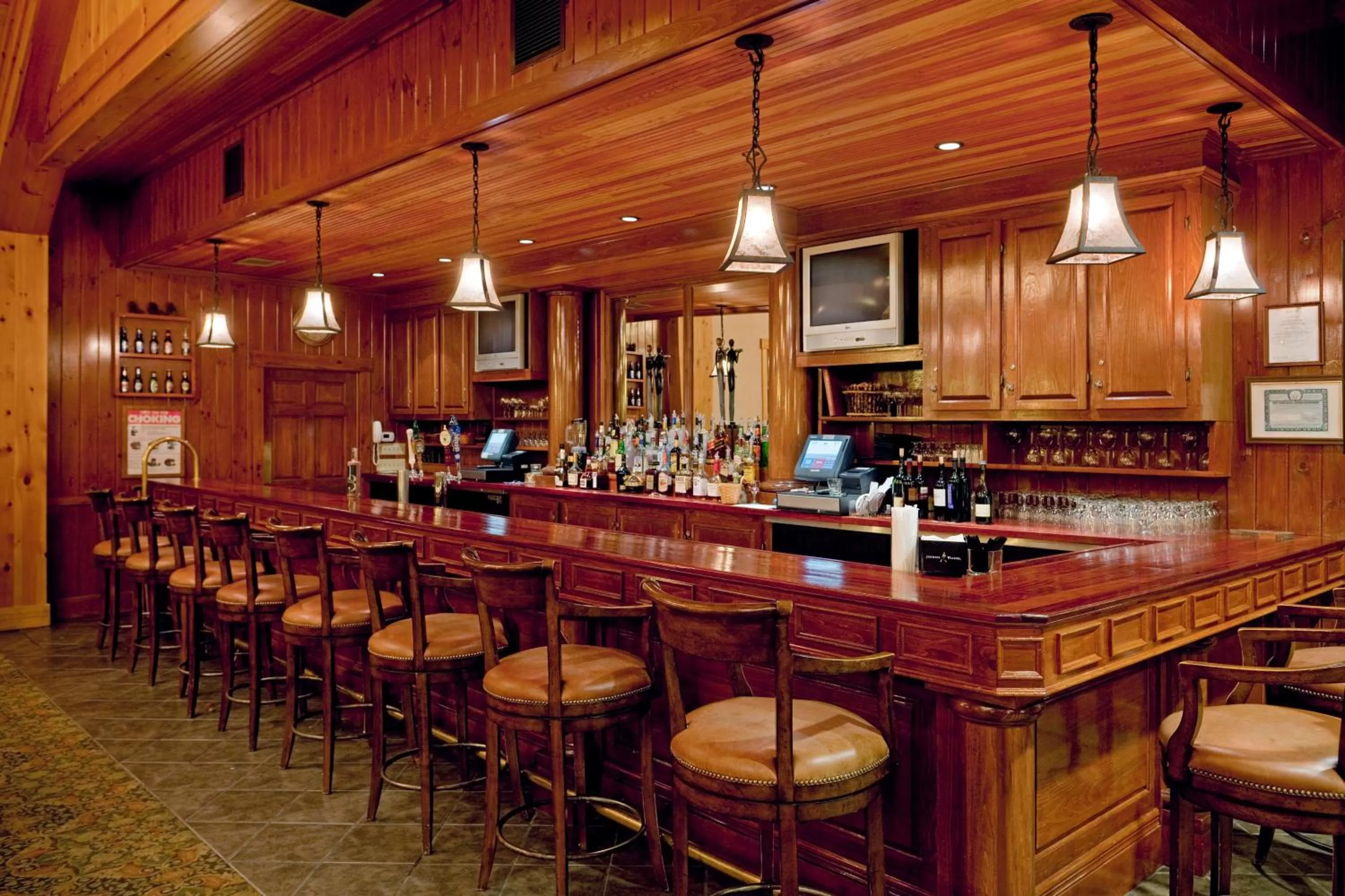 Lounge or bar in Crowne Plaza Lake Placid by IHG