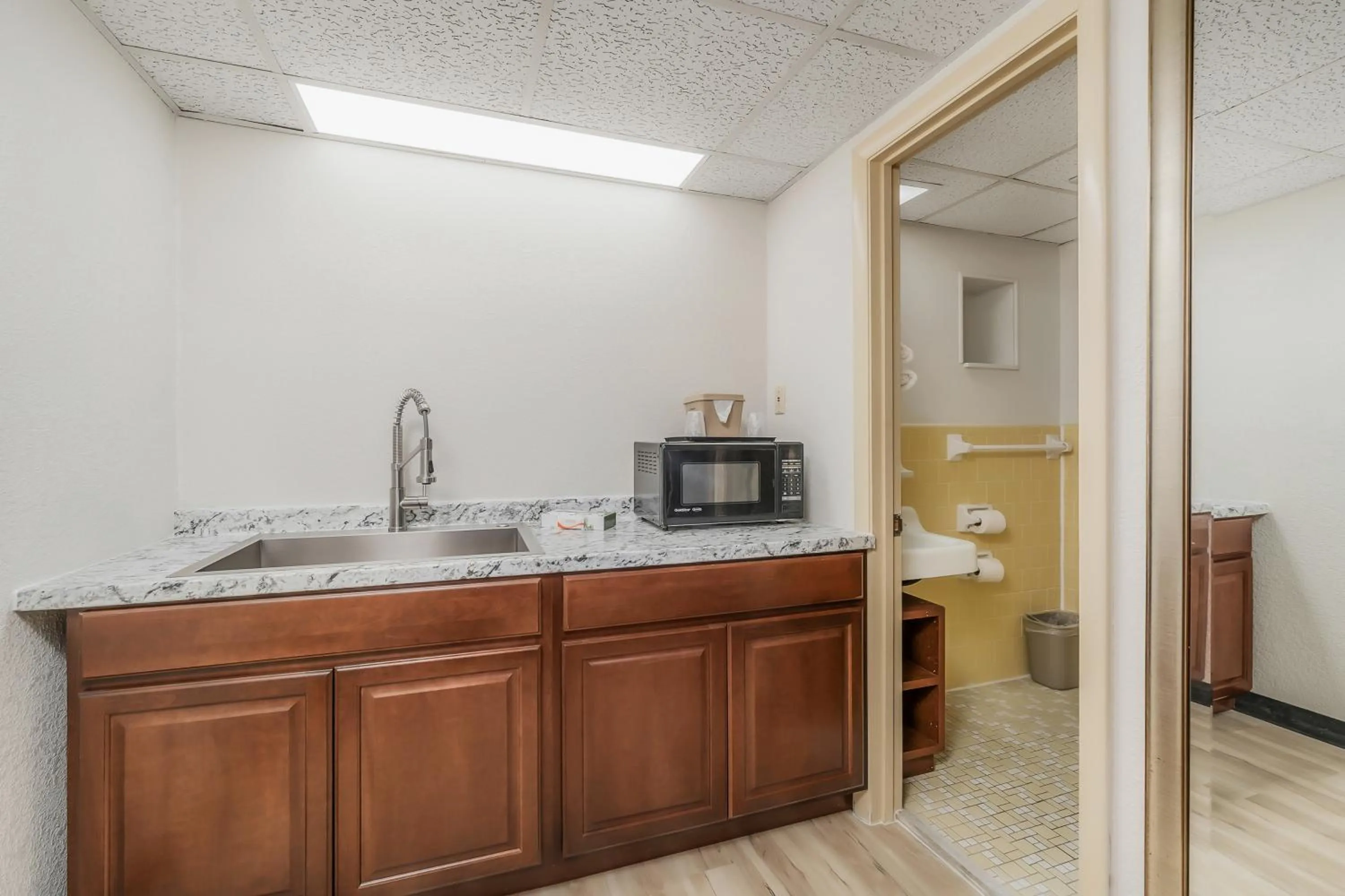 Kitchen or kitchenette, Kitchen/Kitchenette in Americas Best Value Inn Cookeville