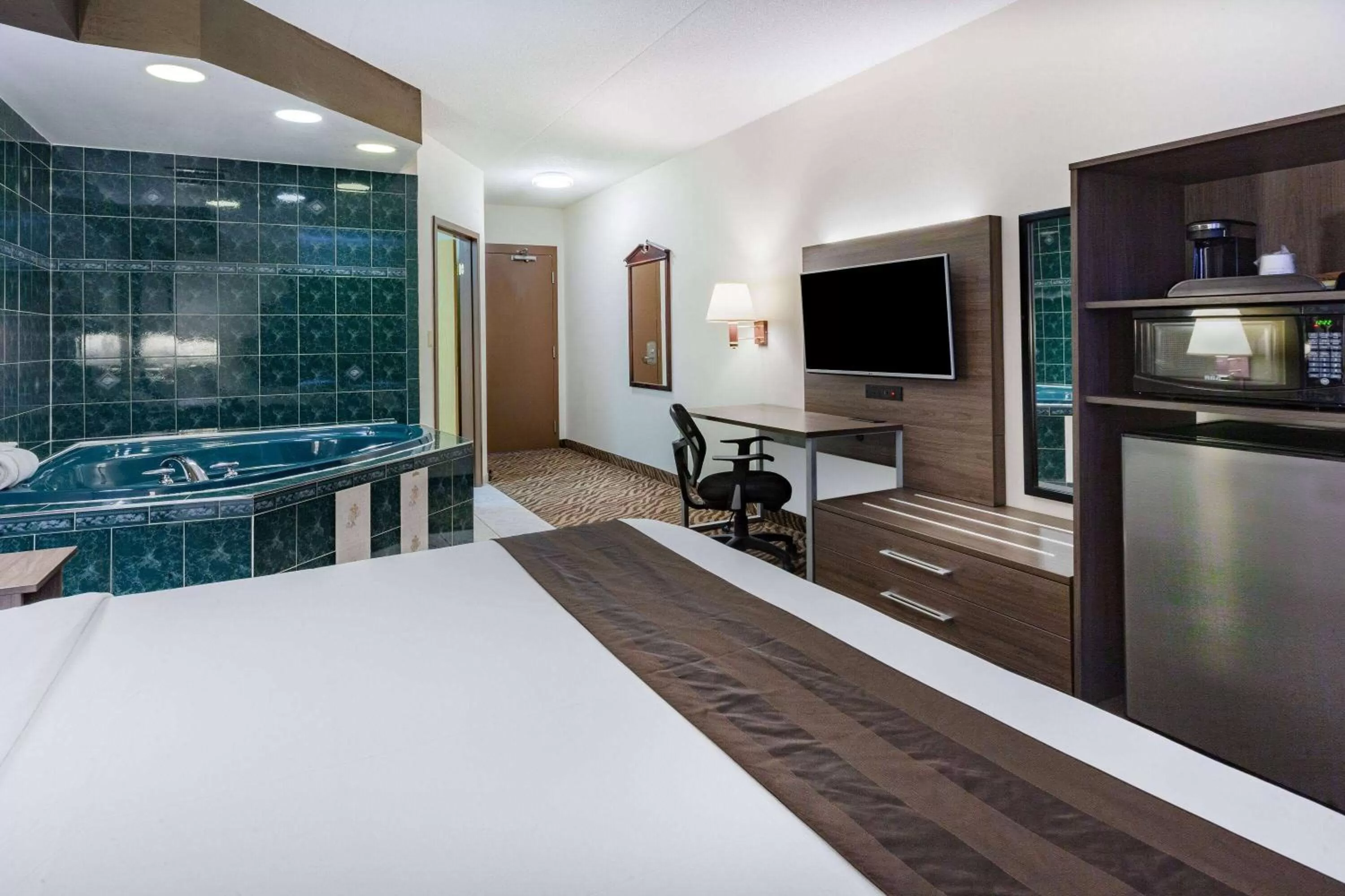 Bed in Super 8 by Wyndham Ambassador Bridge Windsor ON