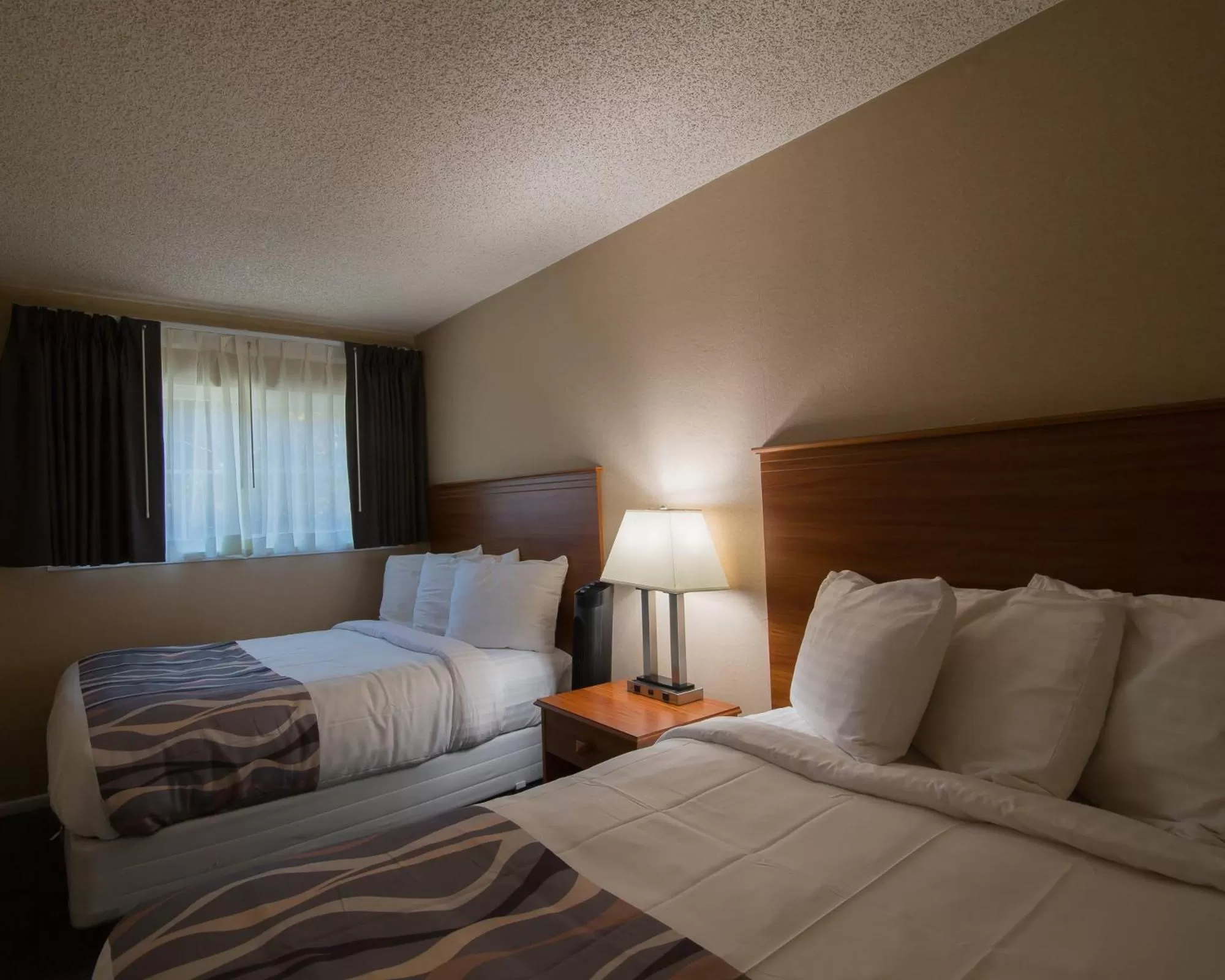 Bed in Dunsmuir Inn & Suites Dunsmuir