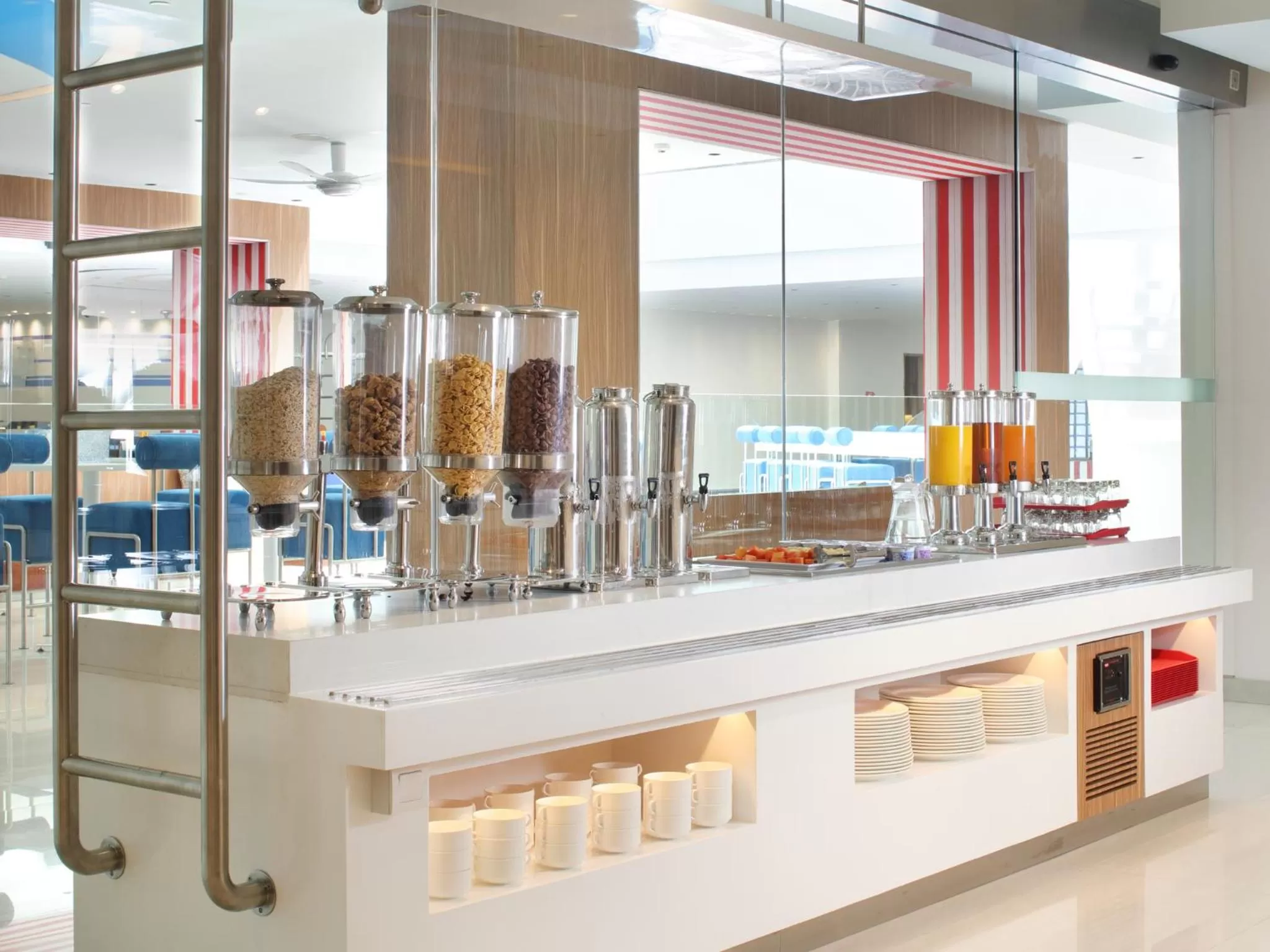 Coffee/tea facilities in Holiday Inn Express Baruna by IHG