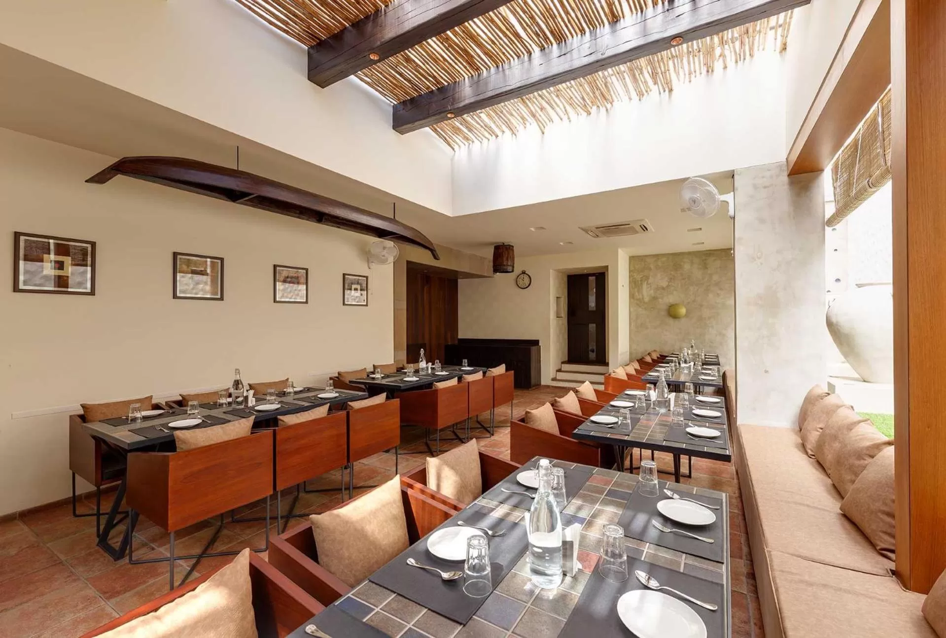 Restaurant/places to eat in Hotel Maratha Regency