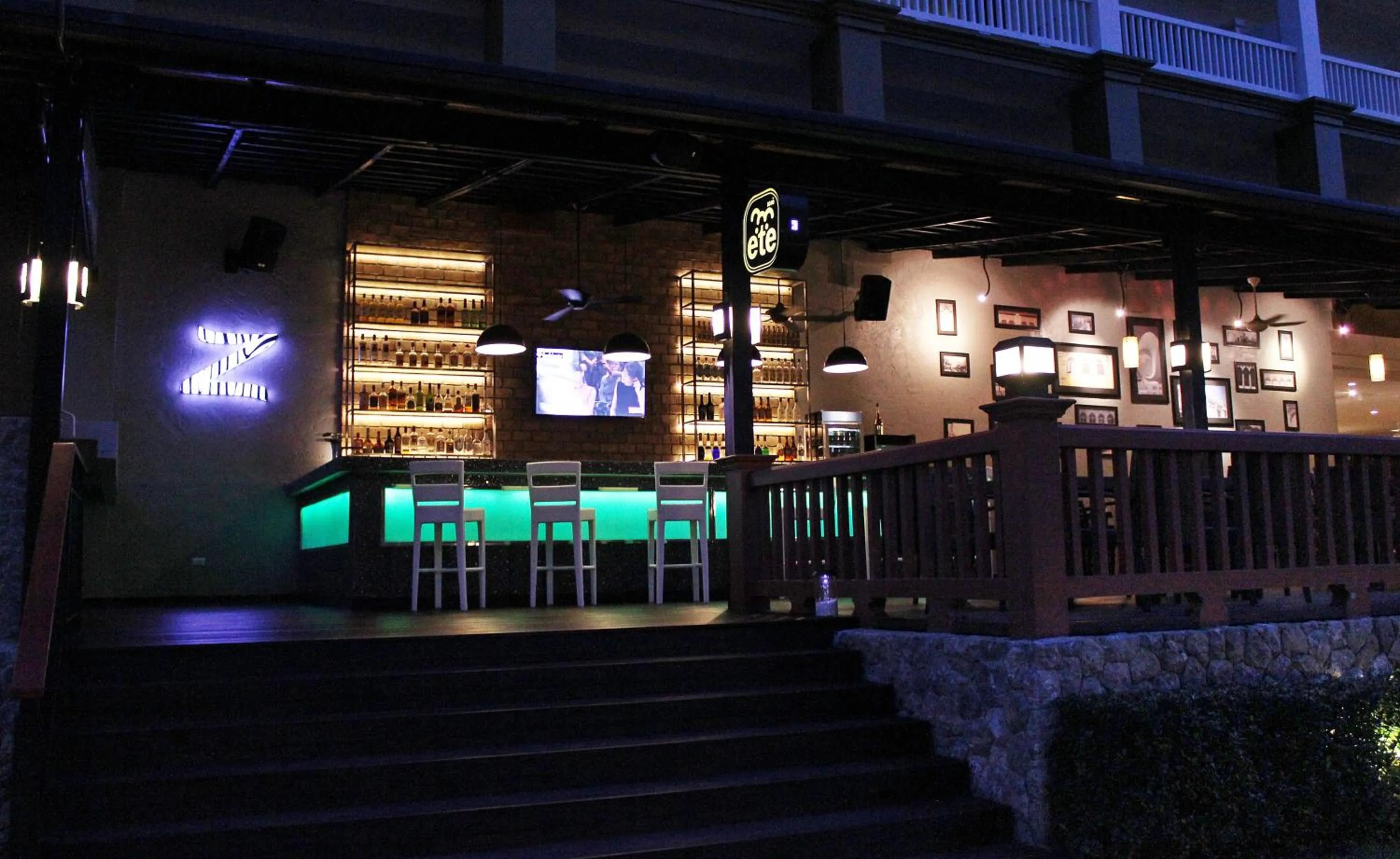 Lounge or bar in Kata Sea Breeze Resort - SHA Plus